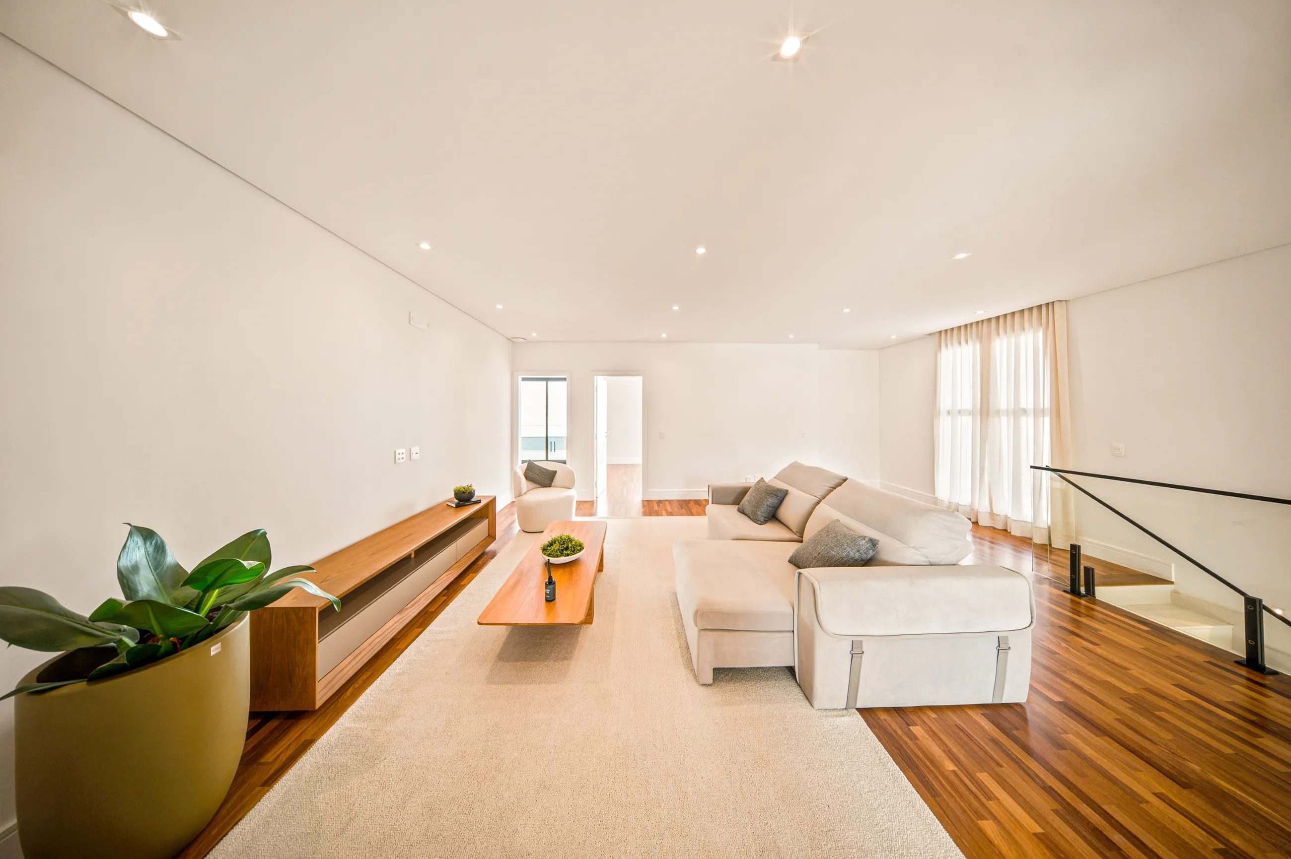 Residência Contemporânea de Esquina com 5 Suítes, Elevador e Piscina com SPA em Alphaville