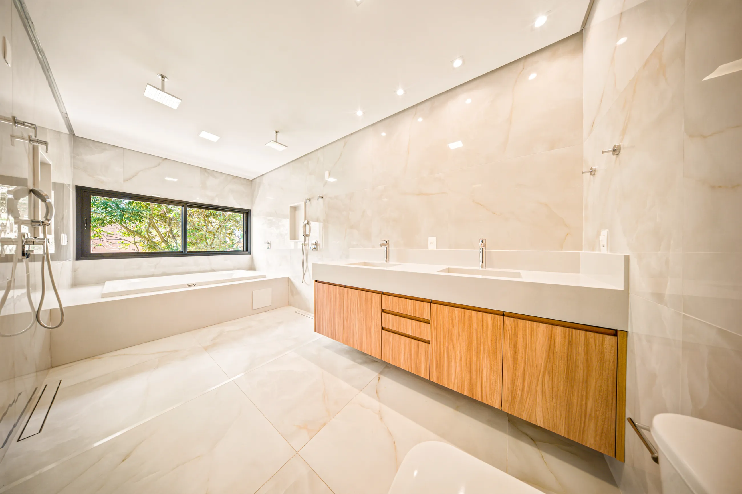 Residência Contemporânea de Esquina com 5 Suítes, Elevador e Piscina com SPA em Alphaville