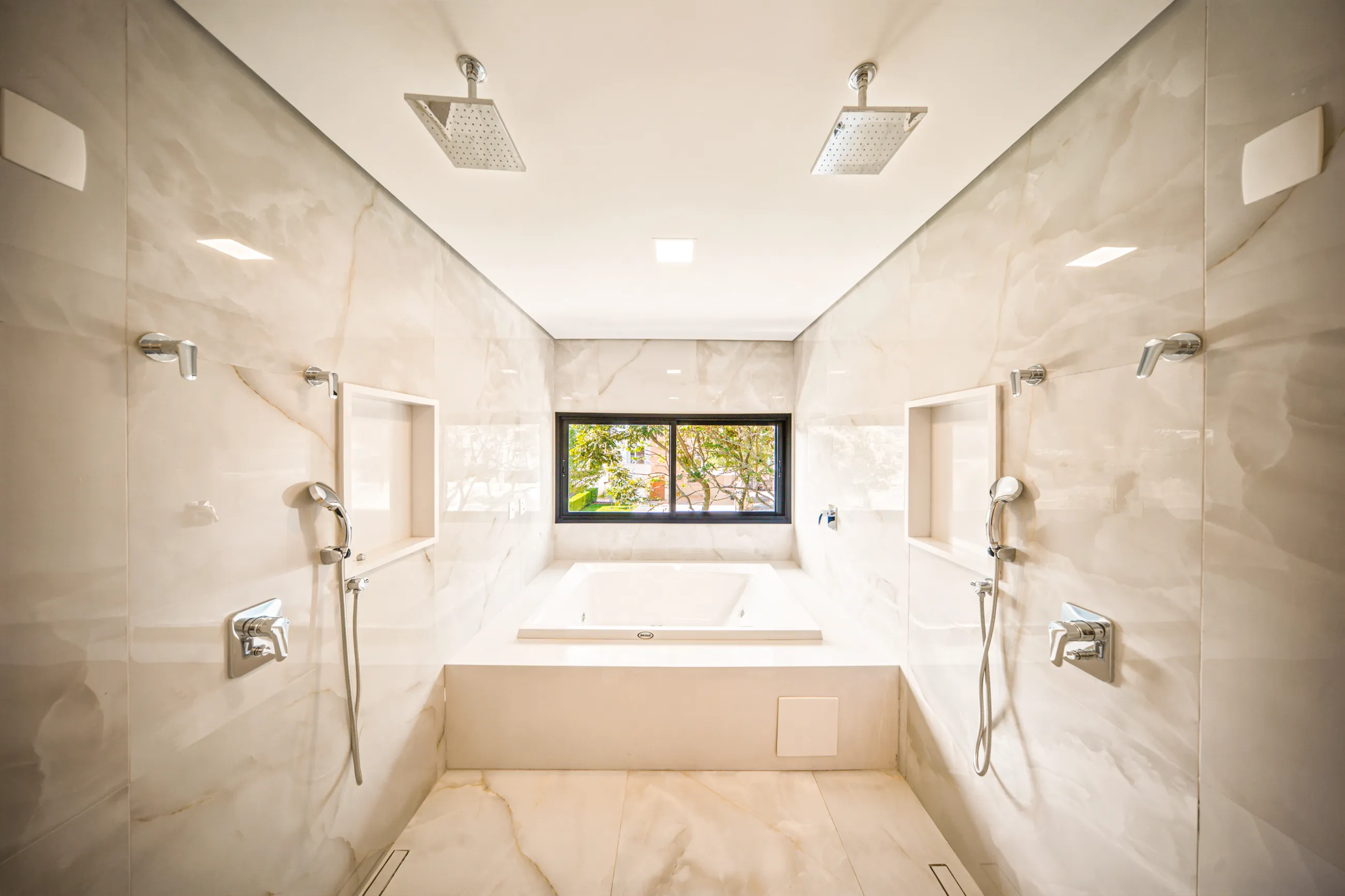 Residência Contemporânea de Esquina com 5 Suítes, Elevador e Piscina com SPA em Alphaville