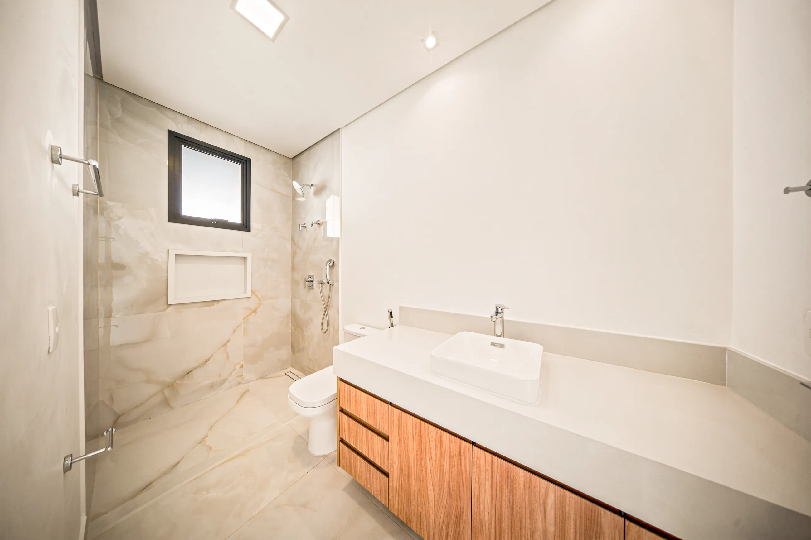 Residência Contemporânea de Esquina com 5 Suítes, Elevador e Piscina com SPA em Alphaville