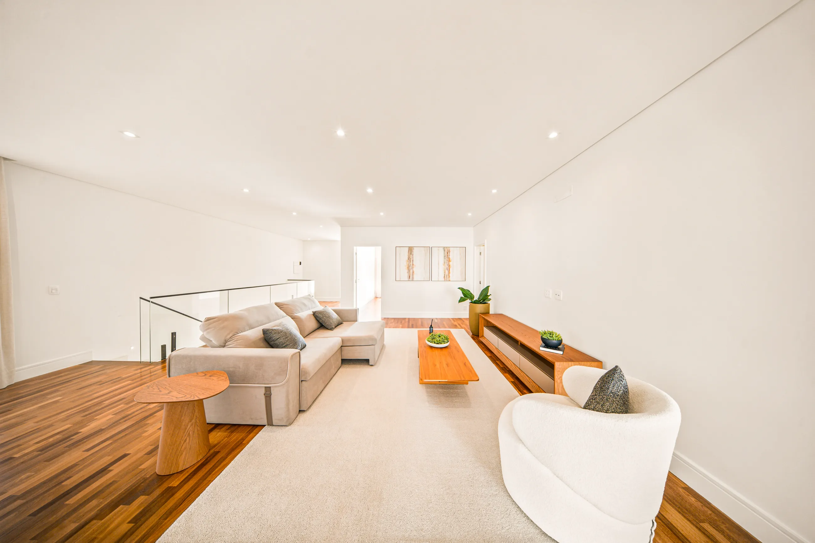 Residência Contemporânea de Esquina com 5 Suítes, Elevador e Piscina com SPA em Alphaville