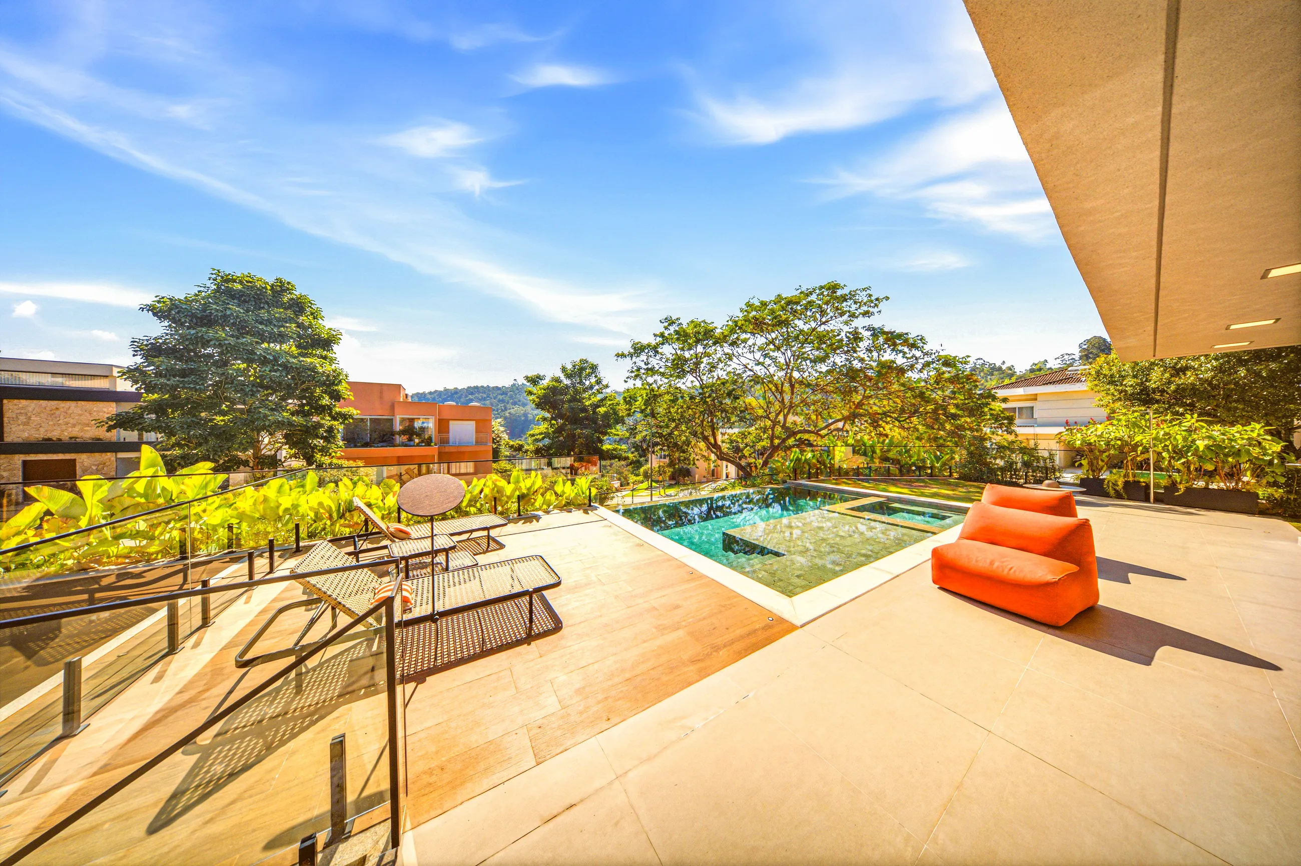 Residência Contemporânea de Esquina com 5 Suítes, Elevador e Piscina com SPA em Alphaville