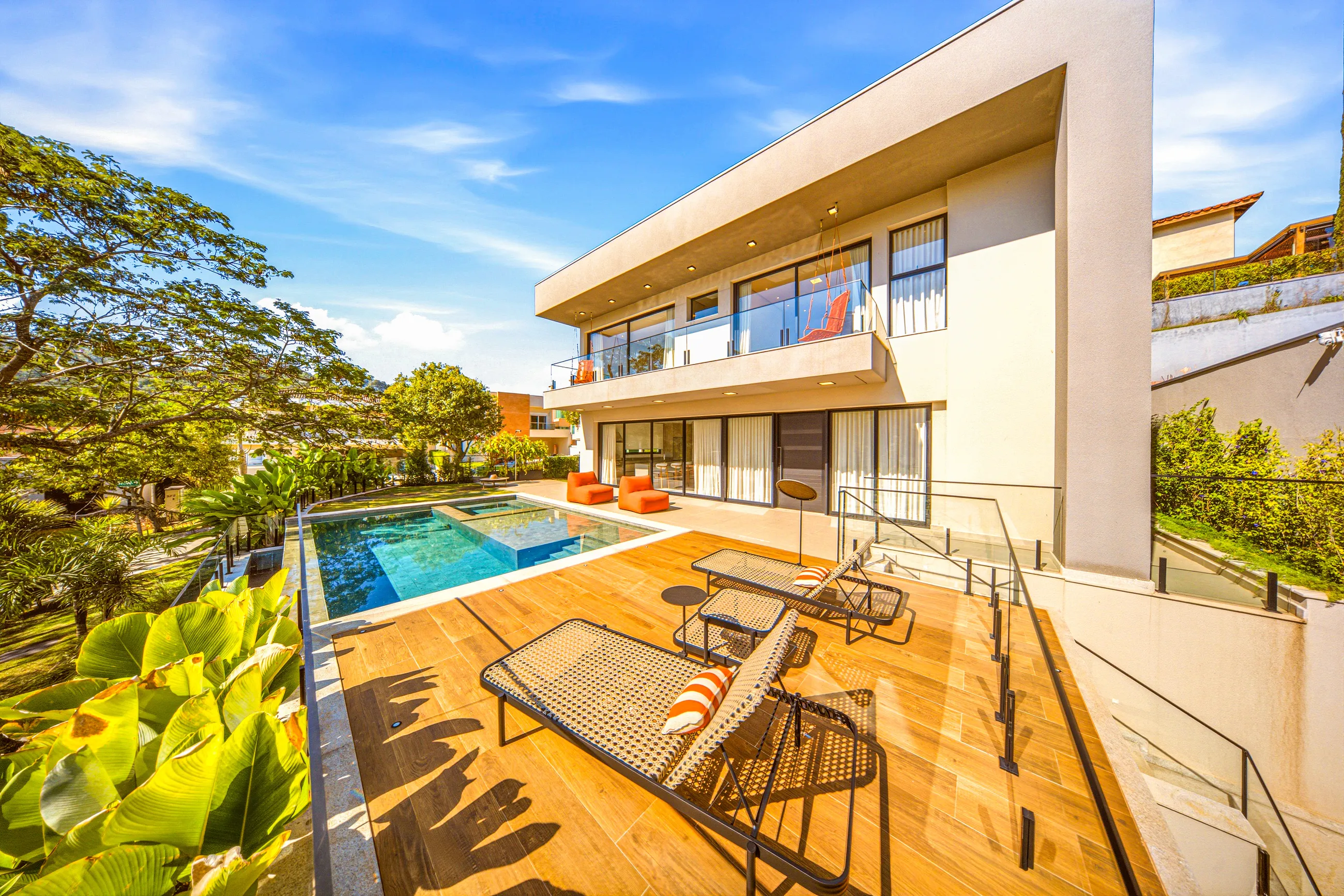 Residência Contemporânea de Esquina com 5 Suítes, Elevador e Piscina com SPA em Alphaville