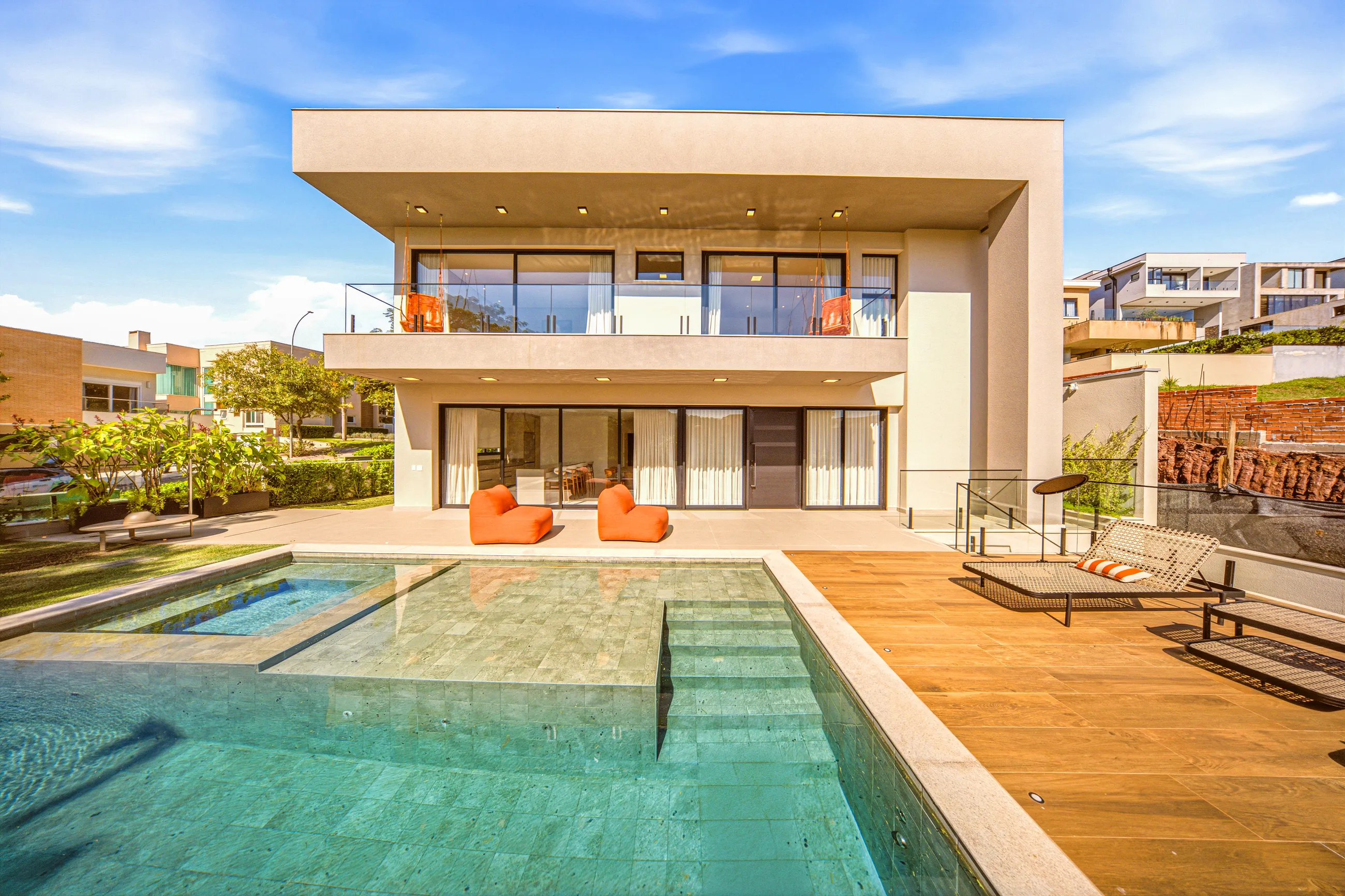 Residência Contemporânea de Esquina com 5 Suítes, Elevador e Piscina com SPA em Alphaville