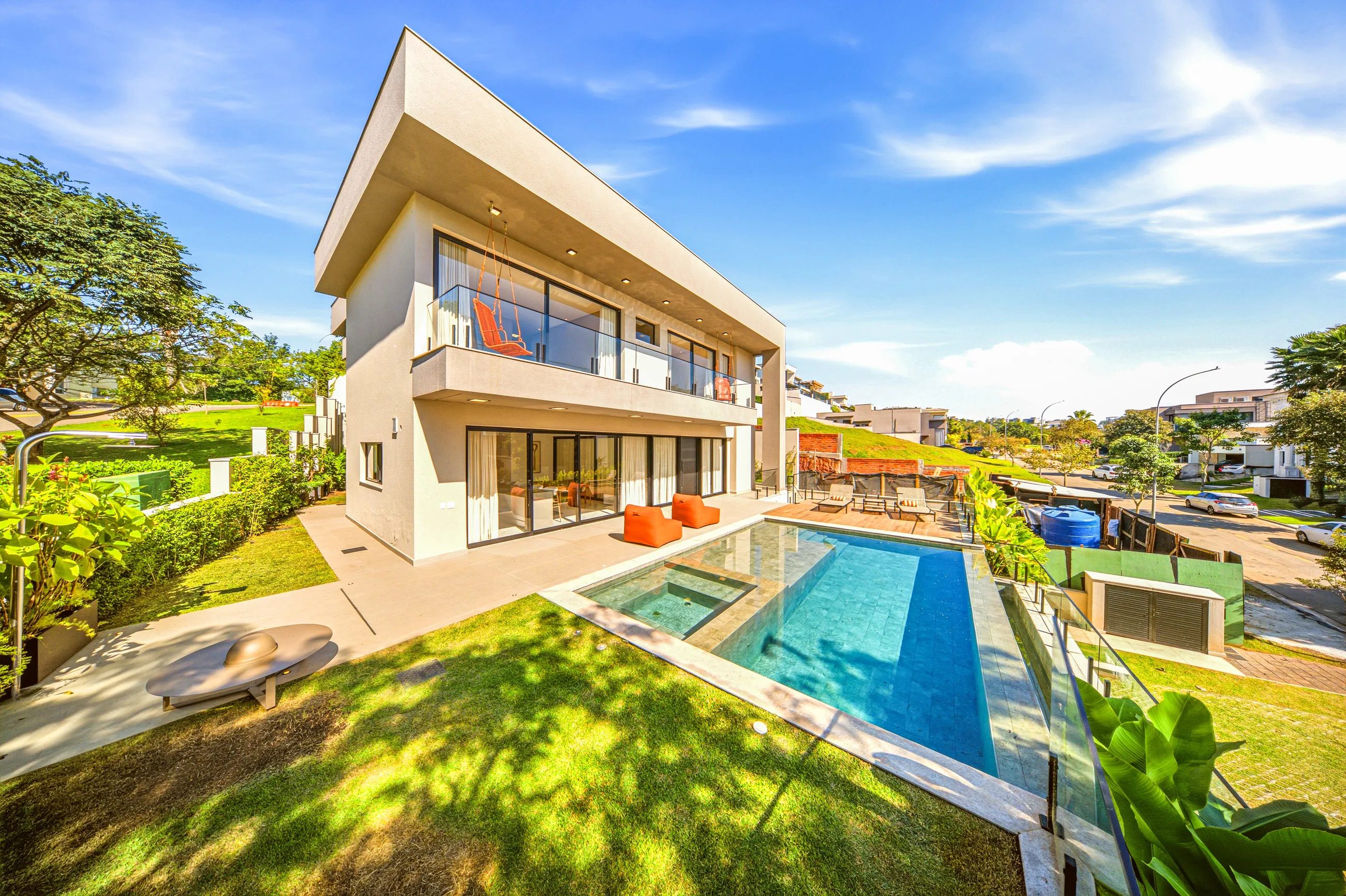 Residência Contemporânea de Esquina com 5 Suítes, Elevador e Piscina com SPA em Alphaville