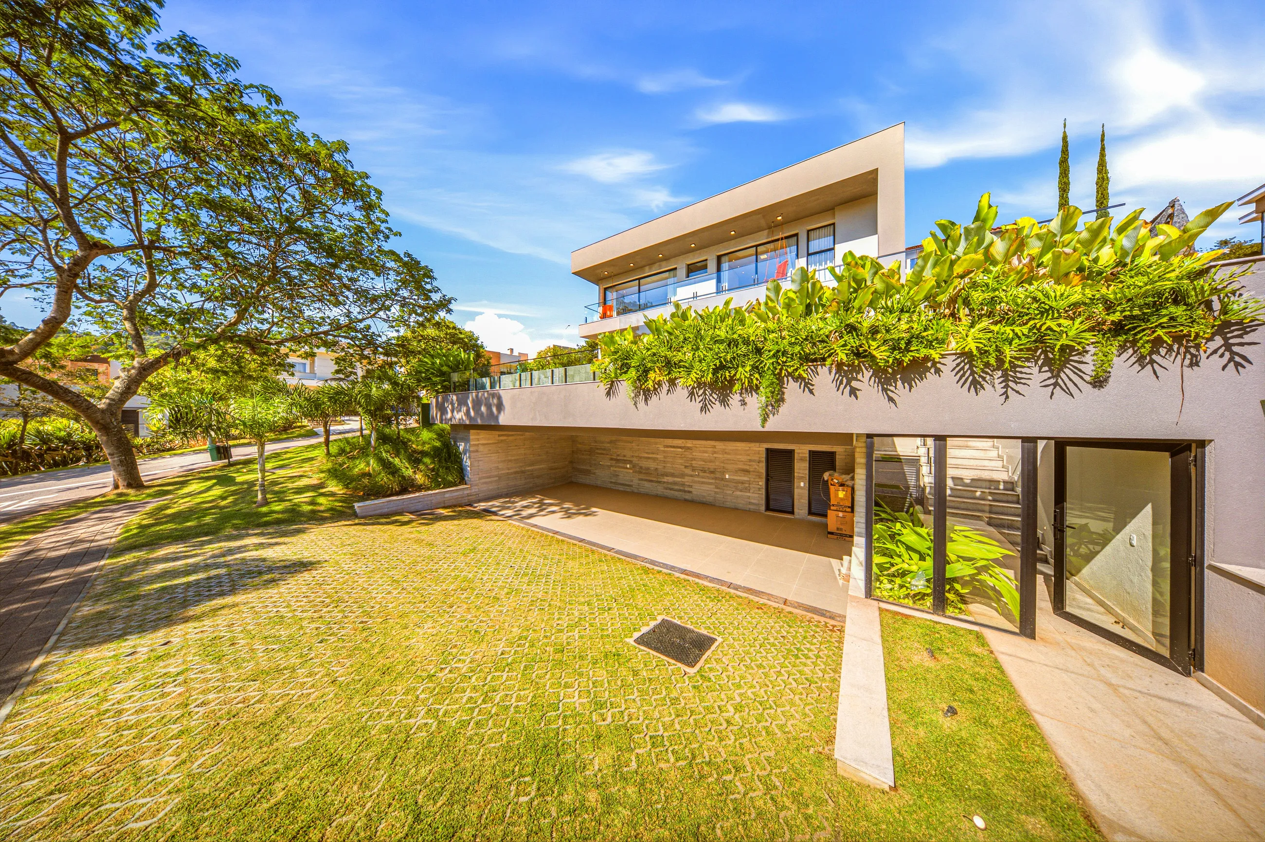 Residência Contemporânea de Esquina com 5 Suítes, Elevador e Piscina com SPA em Alphaville