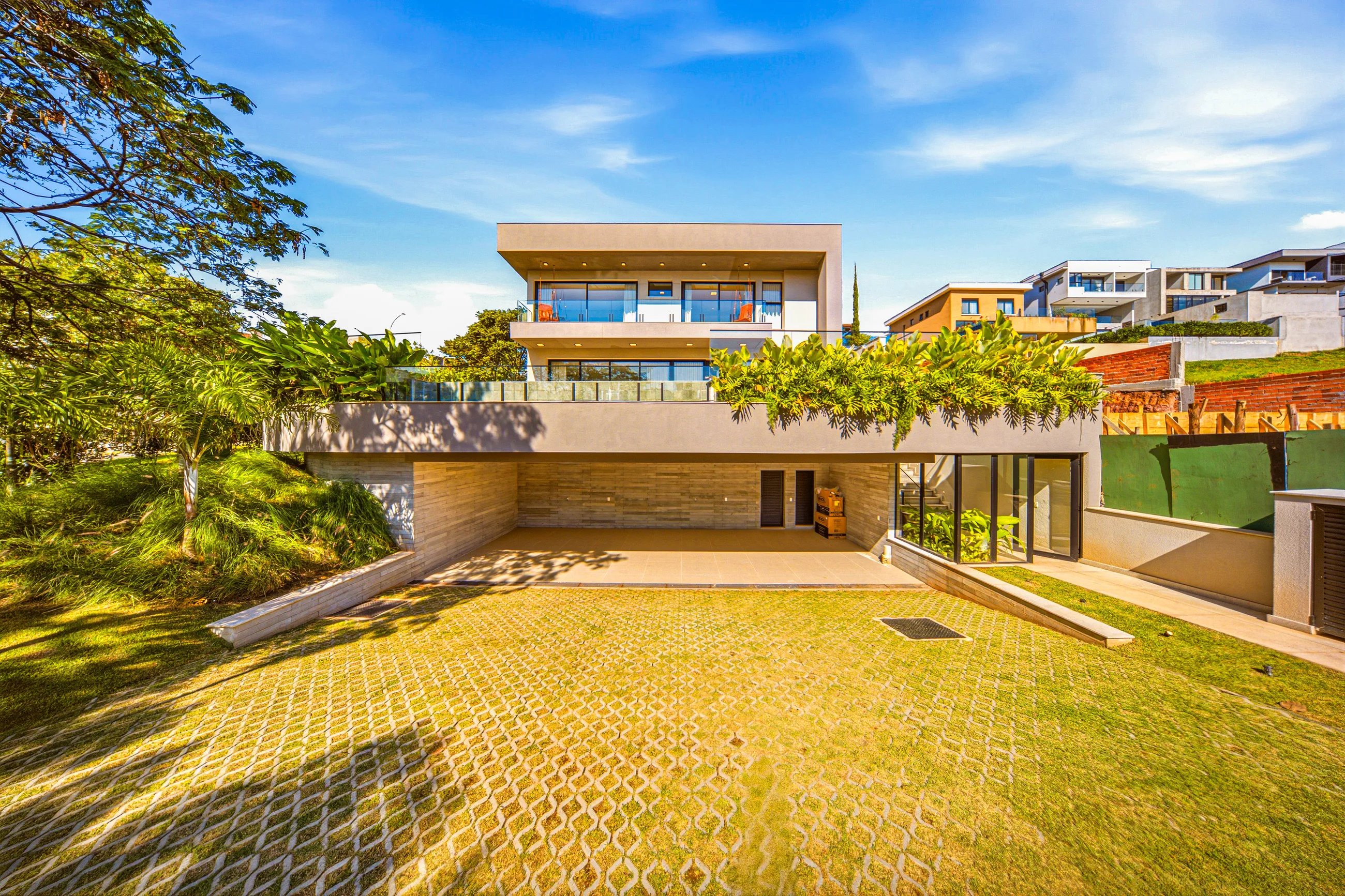 Residência Contemporânea de Esquina com 5 Suítes, Elevador e Piscina com SPA em Alphaville
