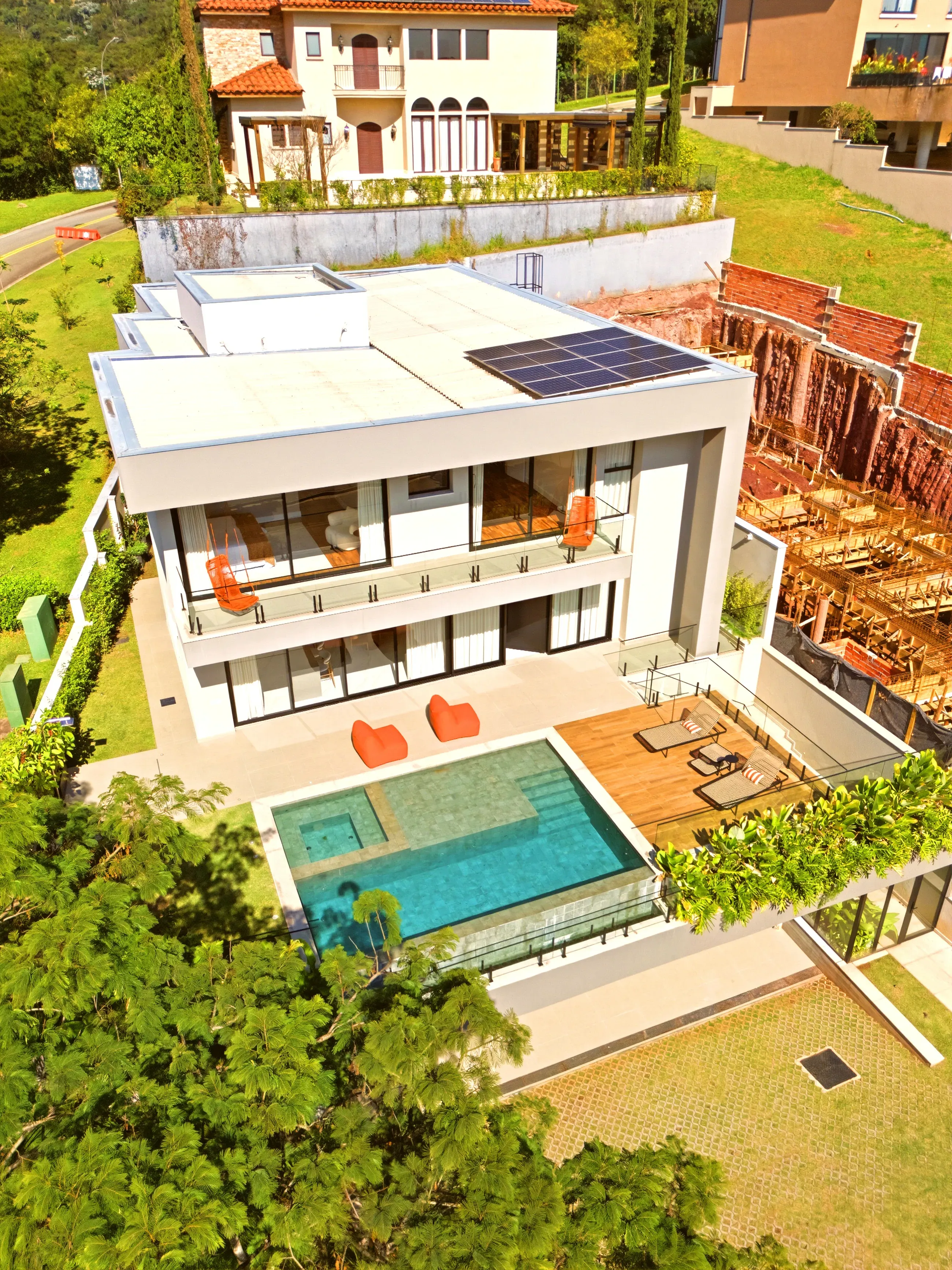 Residência Contemporânea de Esquina com 5 Suítes, Elevador e Piscina com SPA em Alphaville