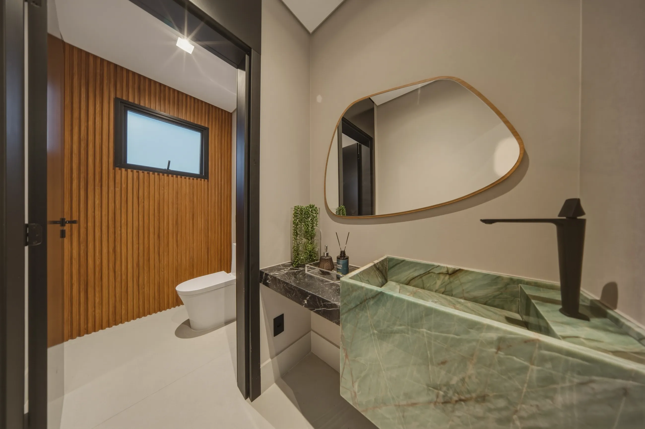 Casa Contemporânea no Tamboré 11 com Escada Escultural e Acabamentos Premium