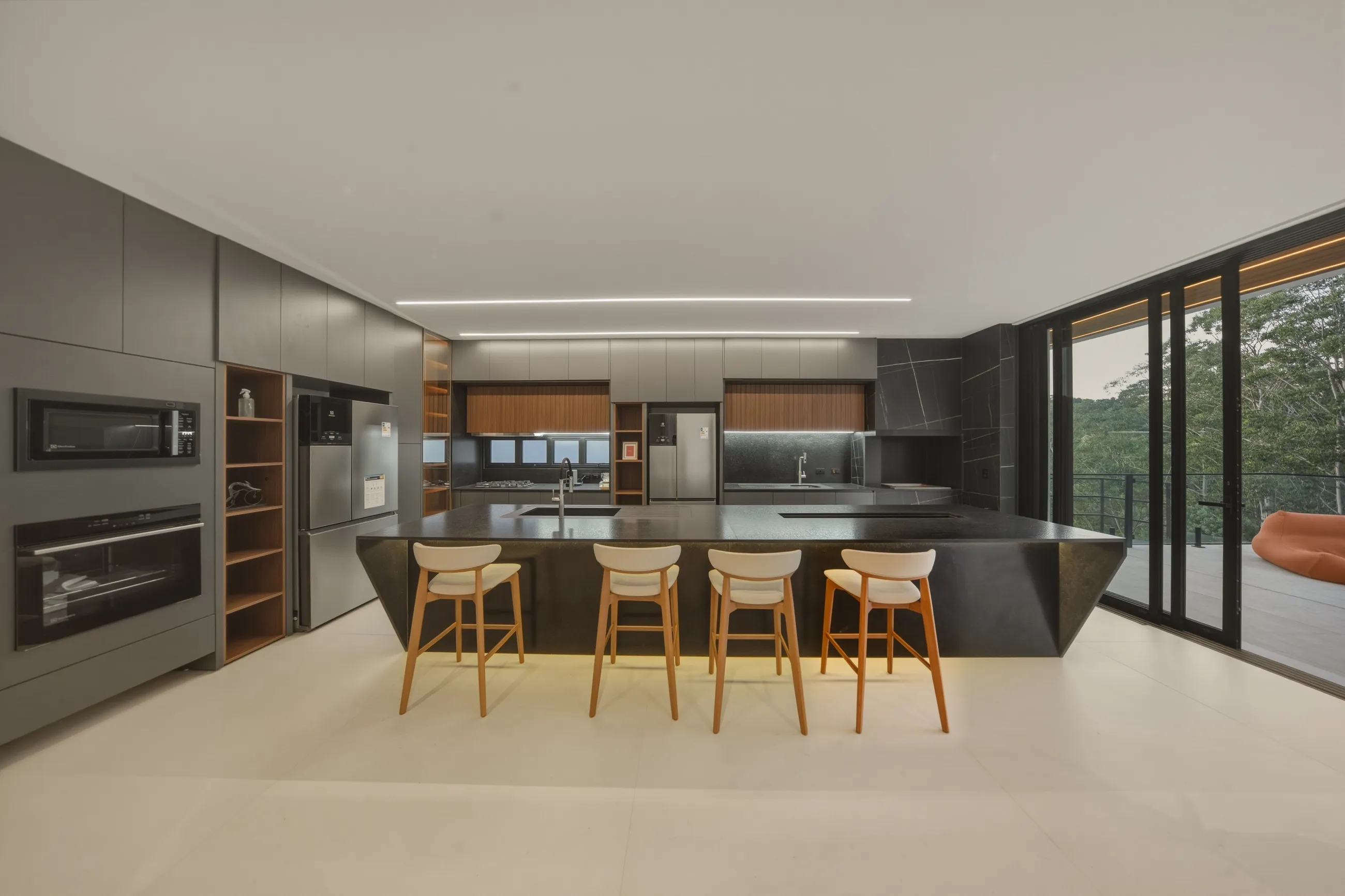 Casa Contemporânea no Tamboré 11 com Escada Escultural e Acabamentos Premium