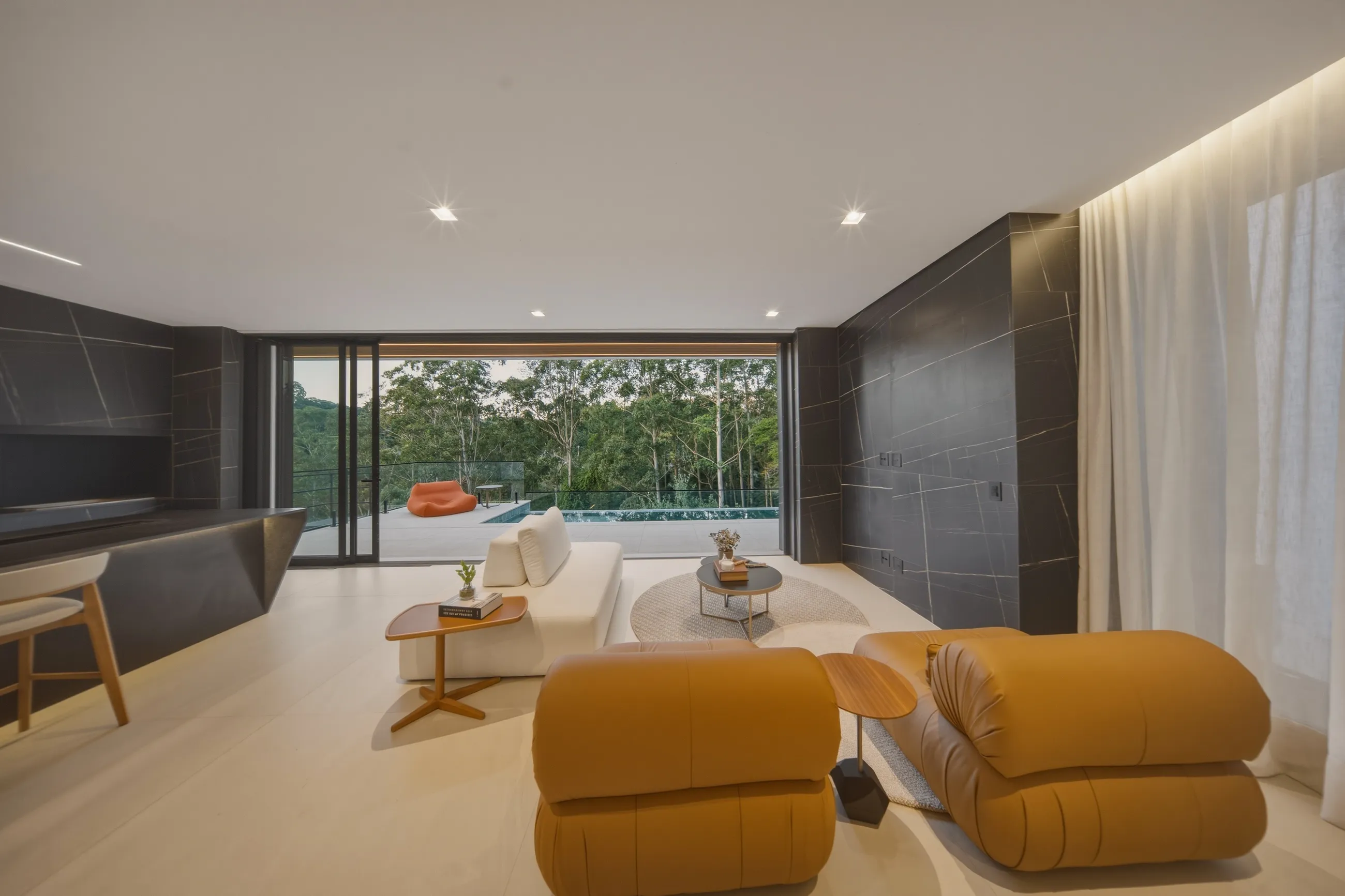 Casa Contemporânea no Tamboré 11 com Escada Escultural e Acabamentos Premium