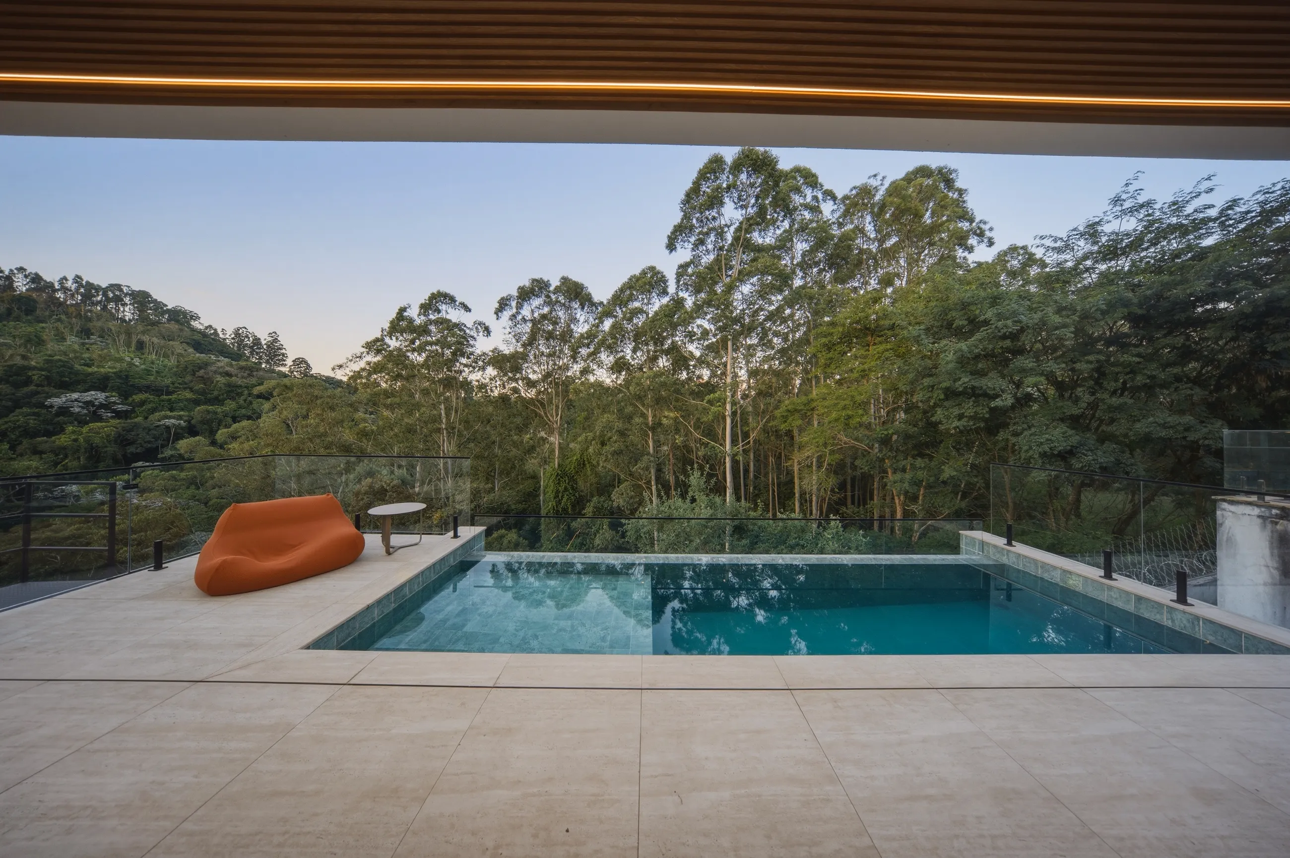 Casa Contemporânea no Tamboré 11 com Escada Escultural e Acabamentos Premium
