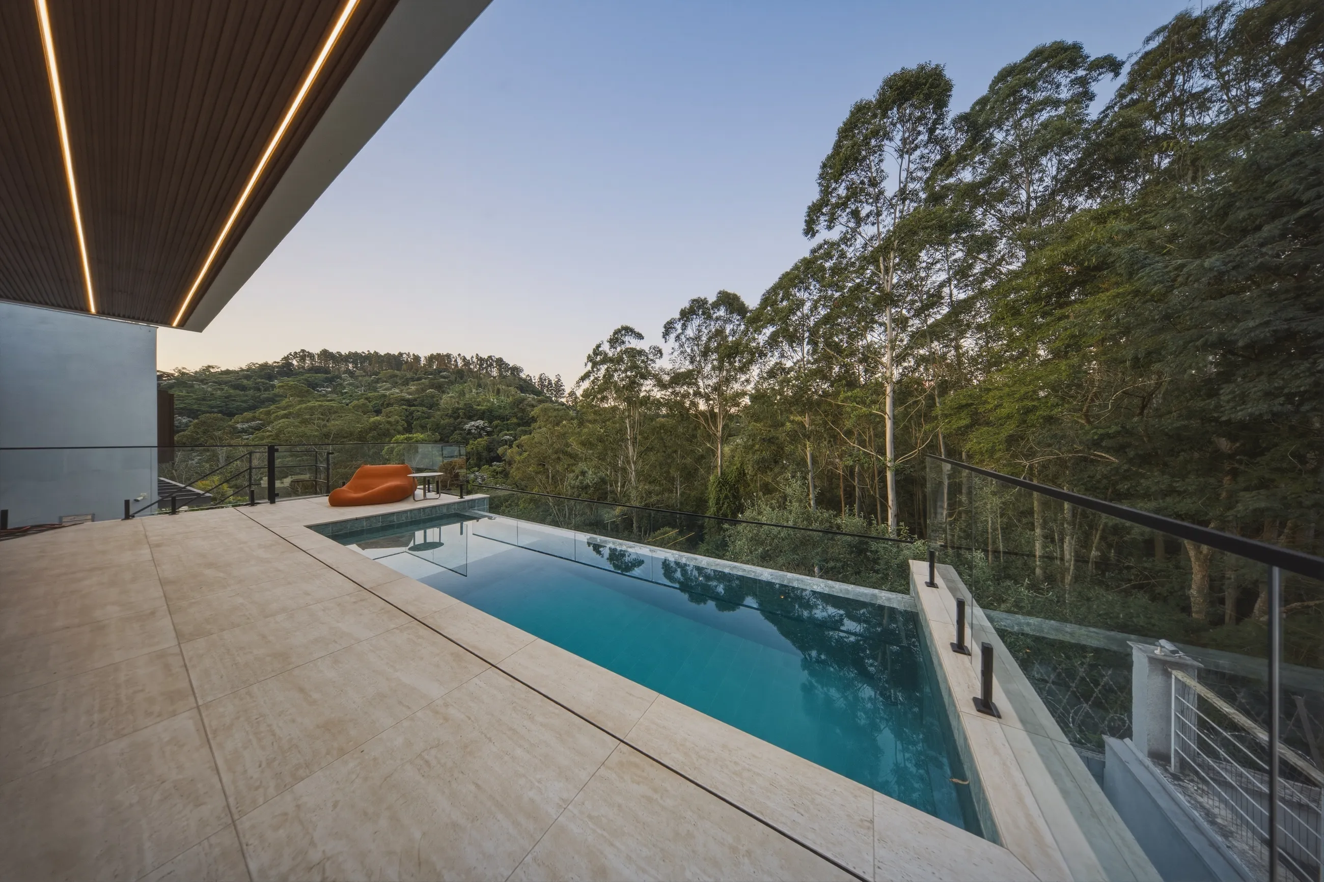 Casa Contemporânea no Tamboré 11 com Escada Escultural e Acabamentos Premium