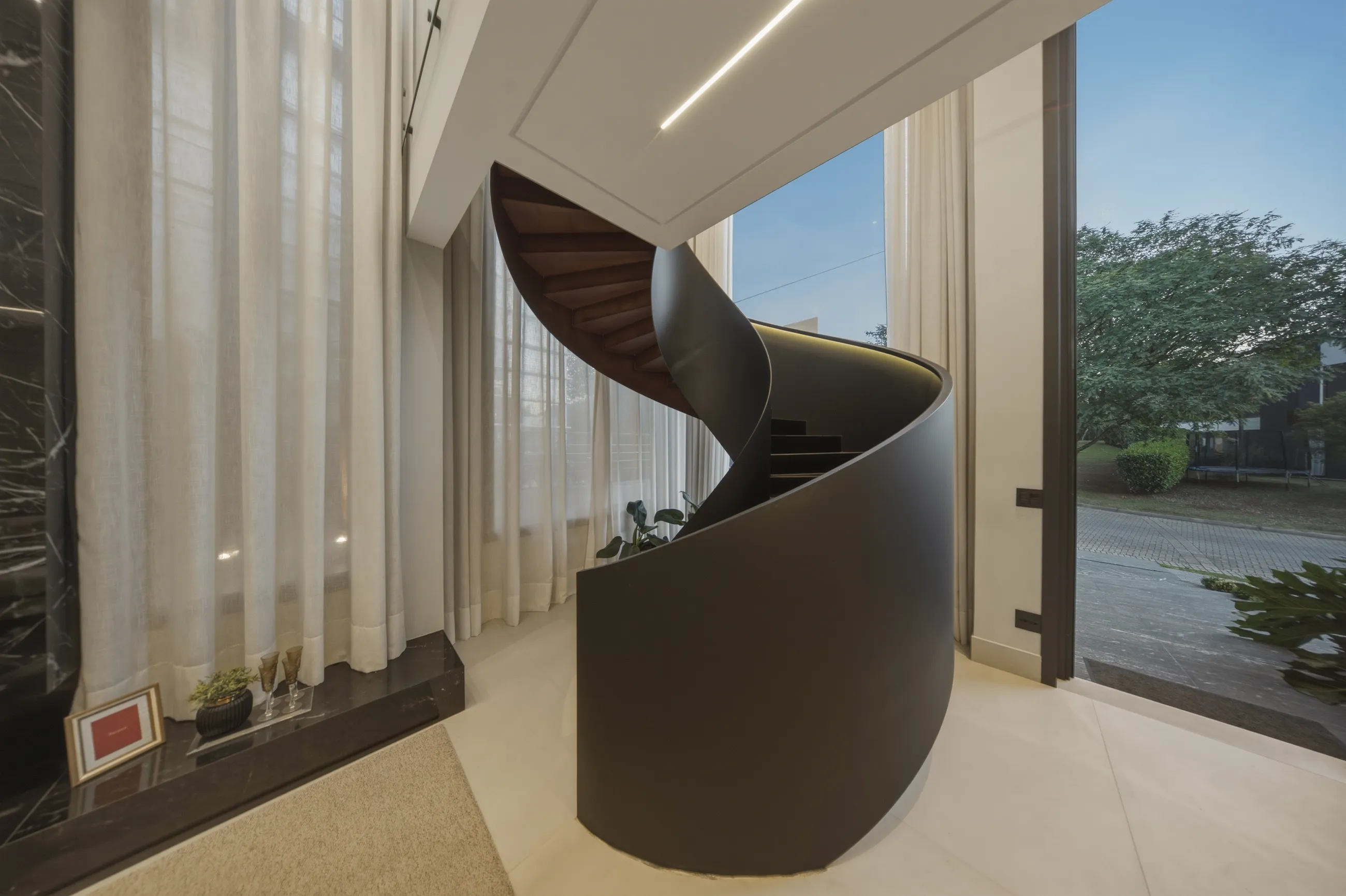 Casa Contemporânea no Tamboré 11 com Escada Escultural e Acabamentos Premium