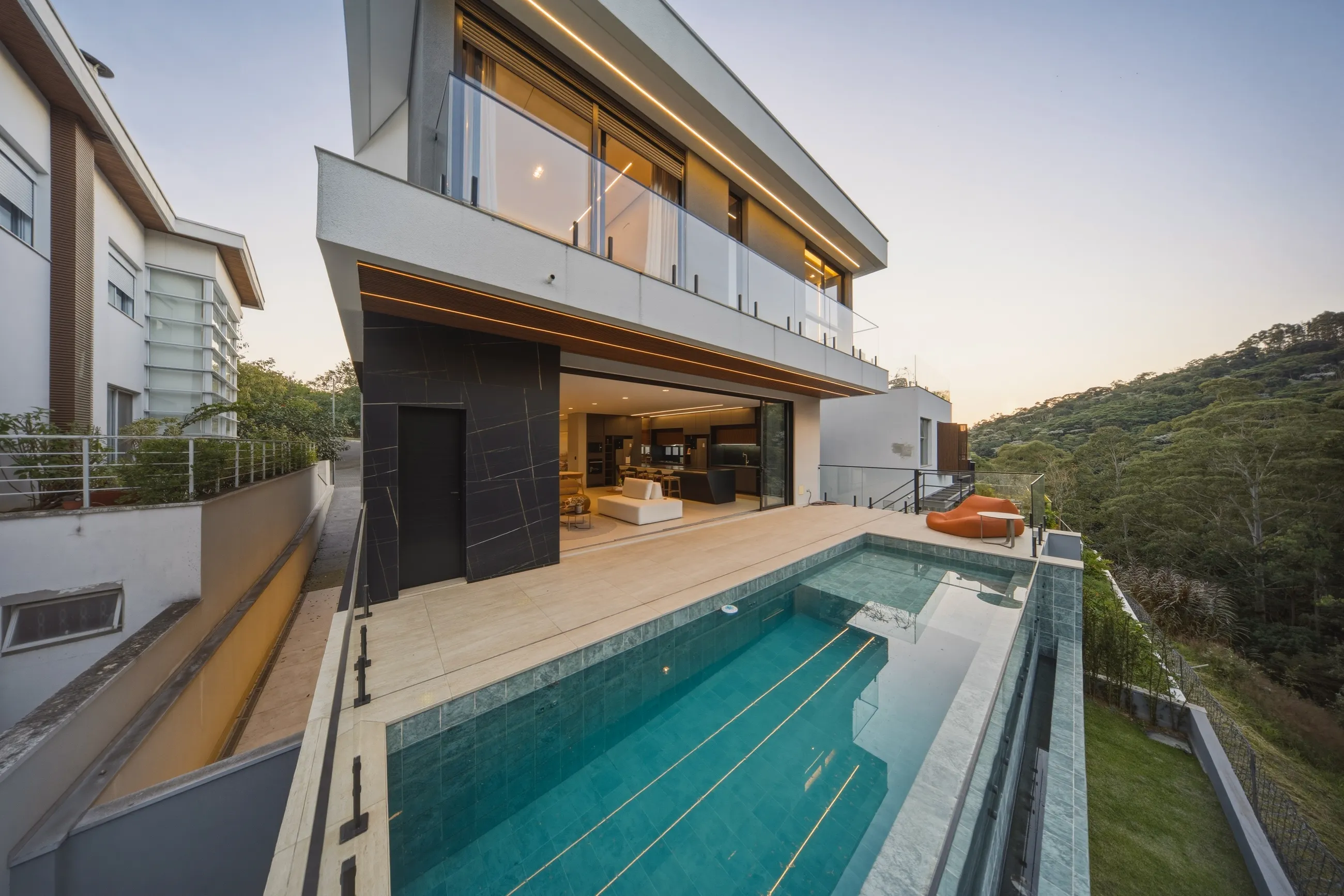 Casa Contemporânea no Tamboré 11 com Escada Escultural e Acabamentos Premium