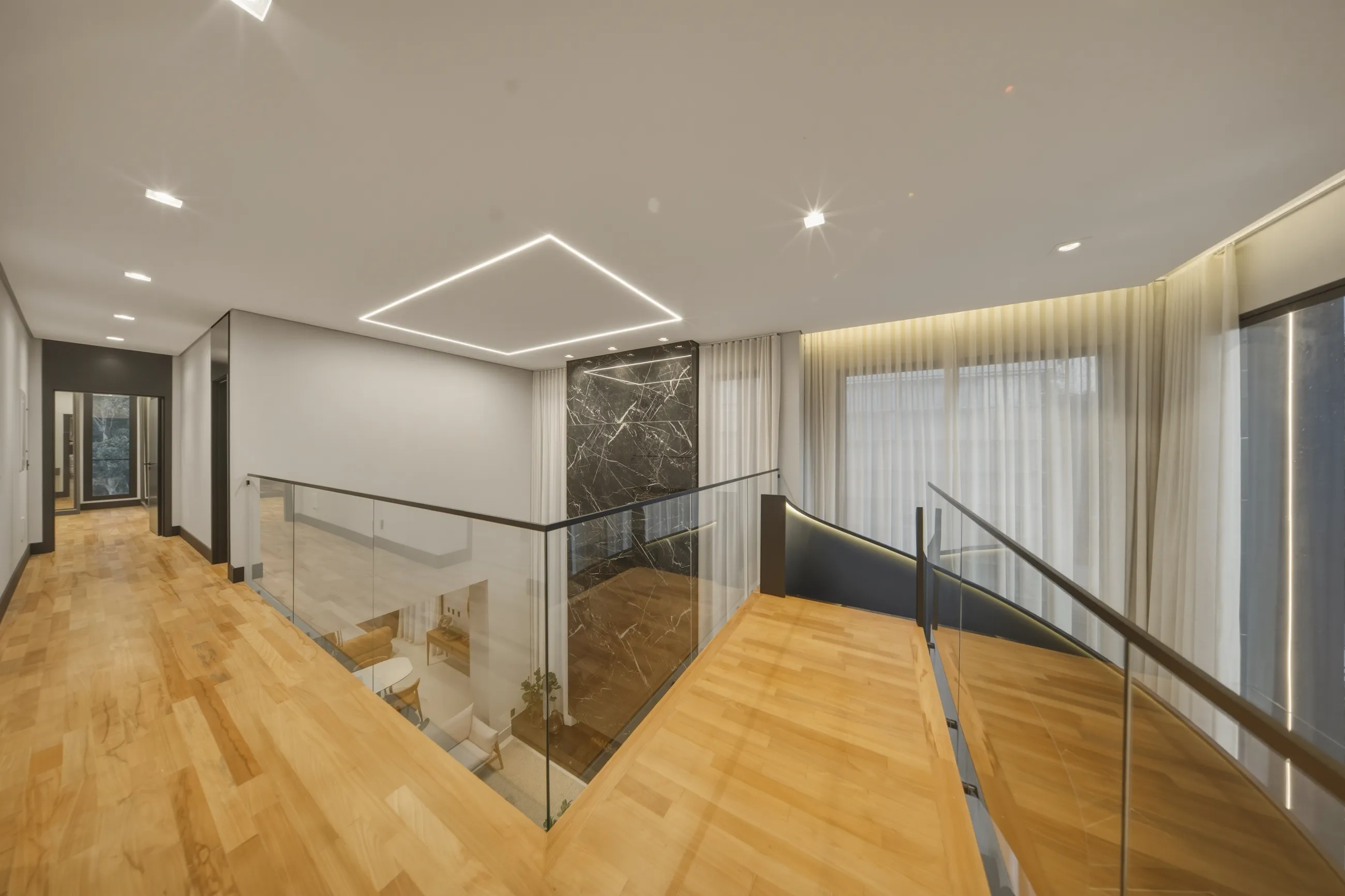 Casa Contemporânea no Tamboré 11 com Escada Escultural e Acabamentos Premium