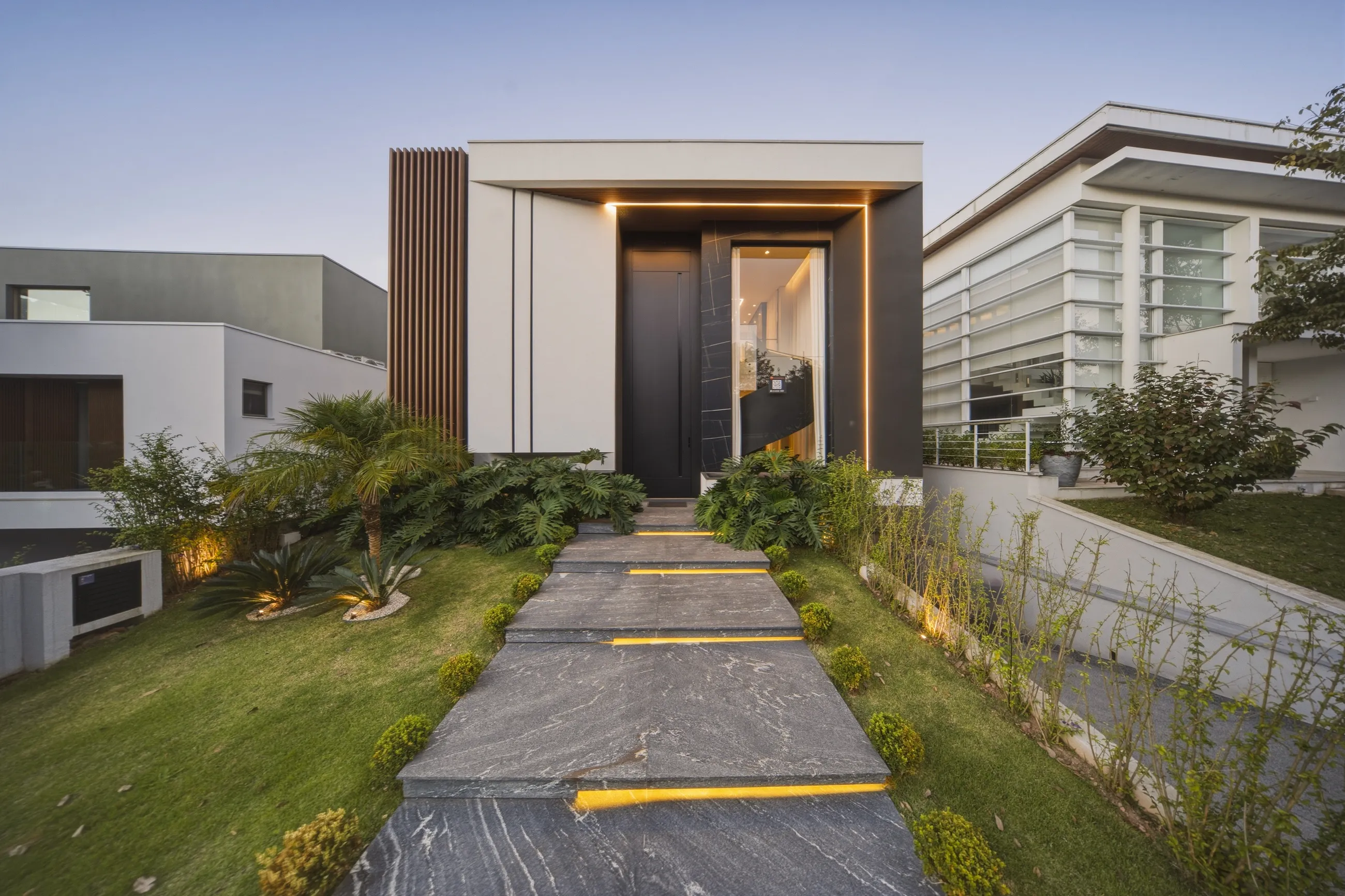 Casa Contemporânea no Tamboré 11 com Escada Escultural e Acabamentos Premium