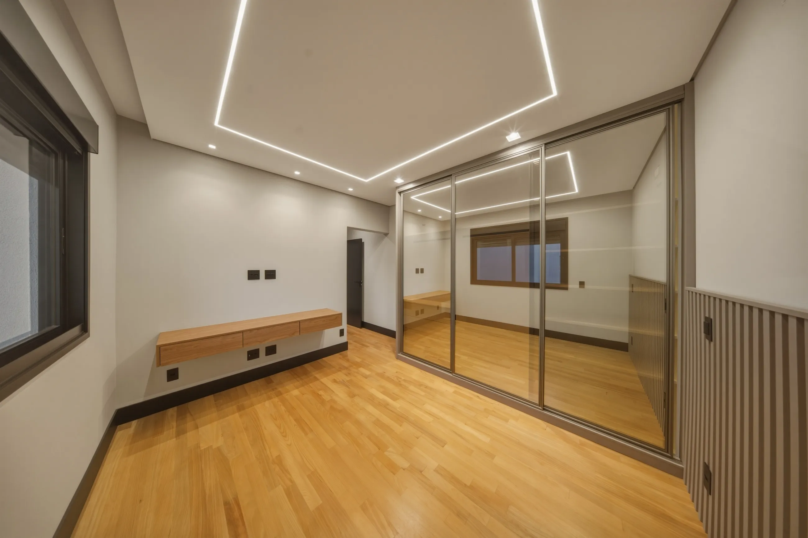Casa Contemporânea no Tamboré 11 com Escada Escultural e Acabamentos Premium