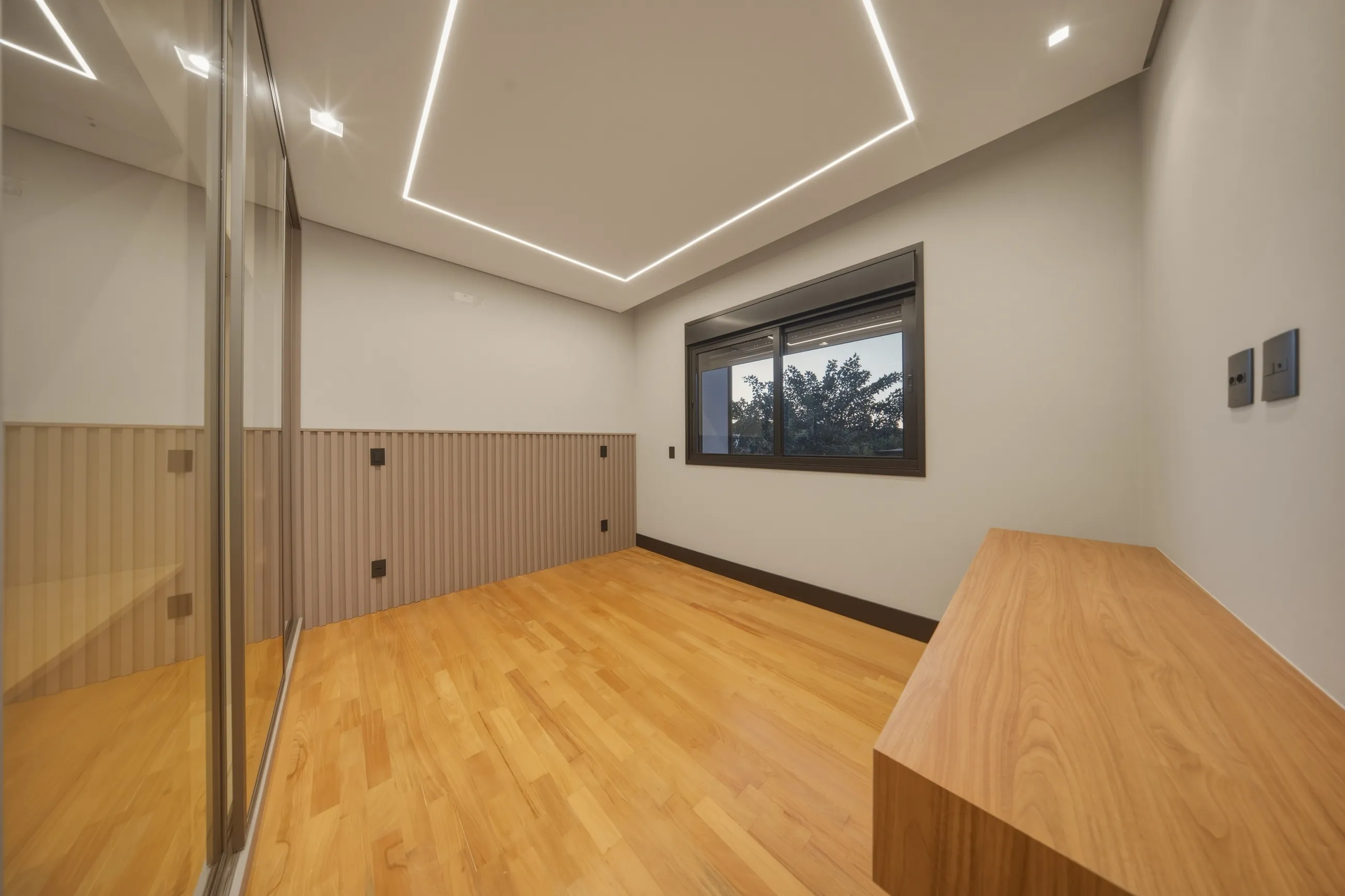 Casa Contemporânea no Tamboré 11 com Escada Escultural e Acabamentos Premium