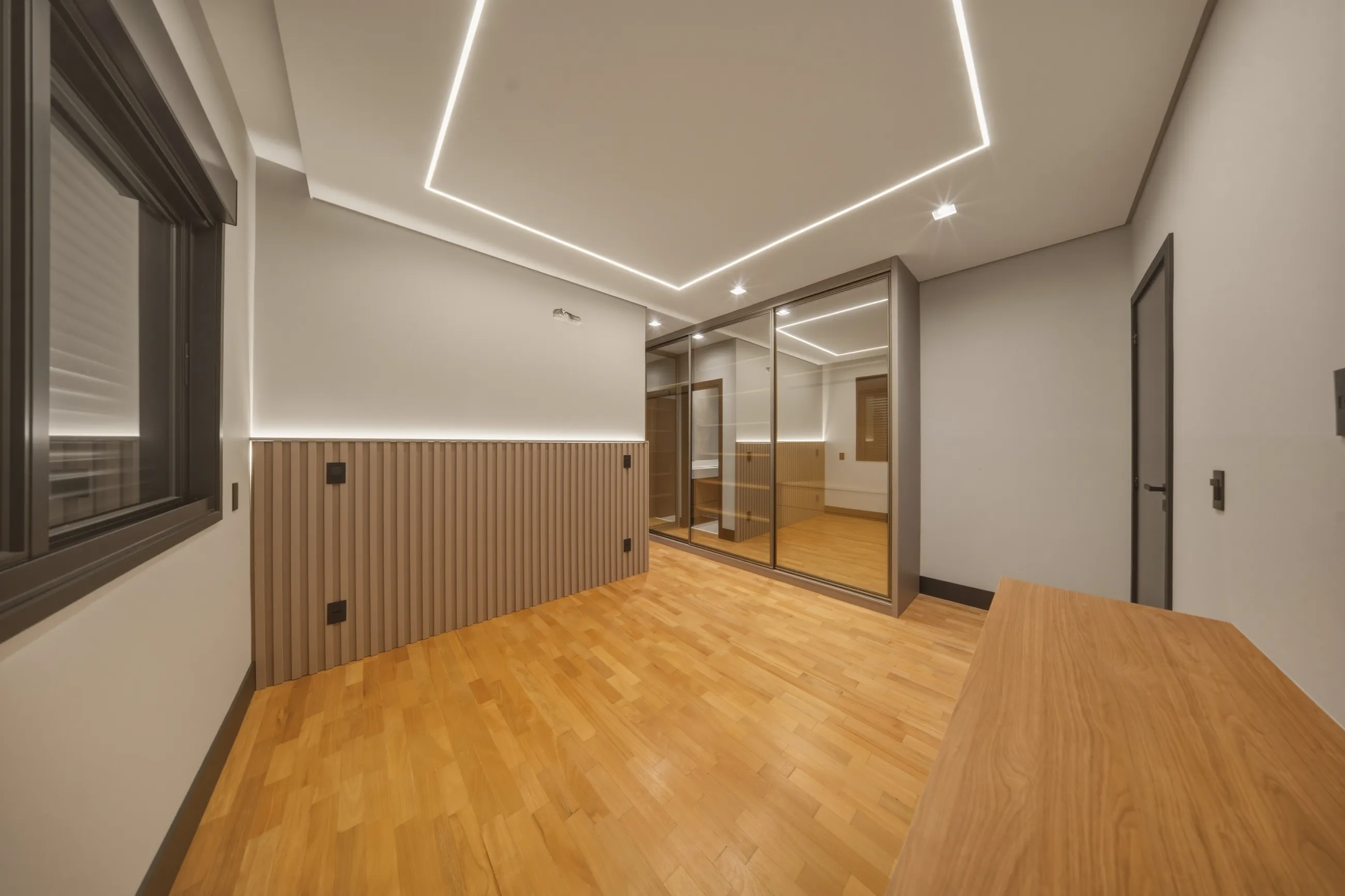 Casa Contemporânea no Tamboré 11 com Escada Escultural e Acabamentos Premium