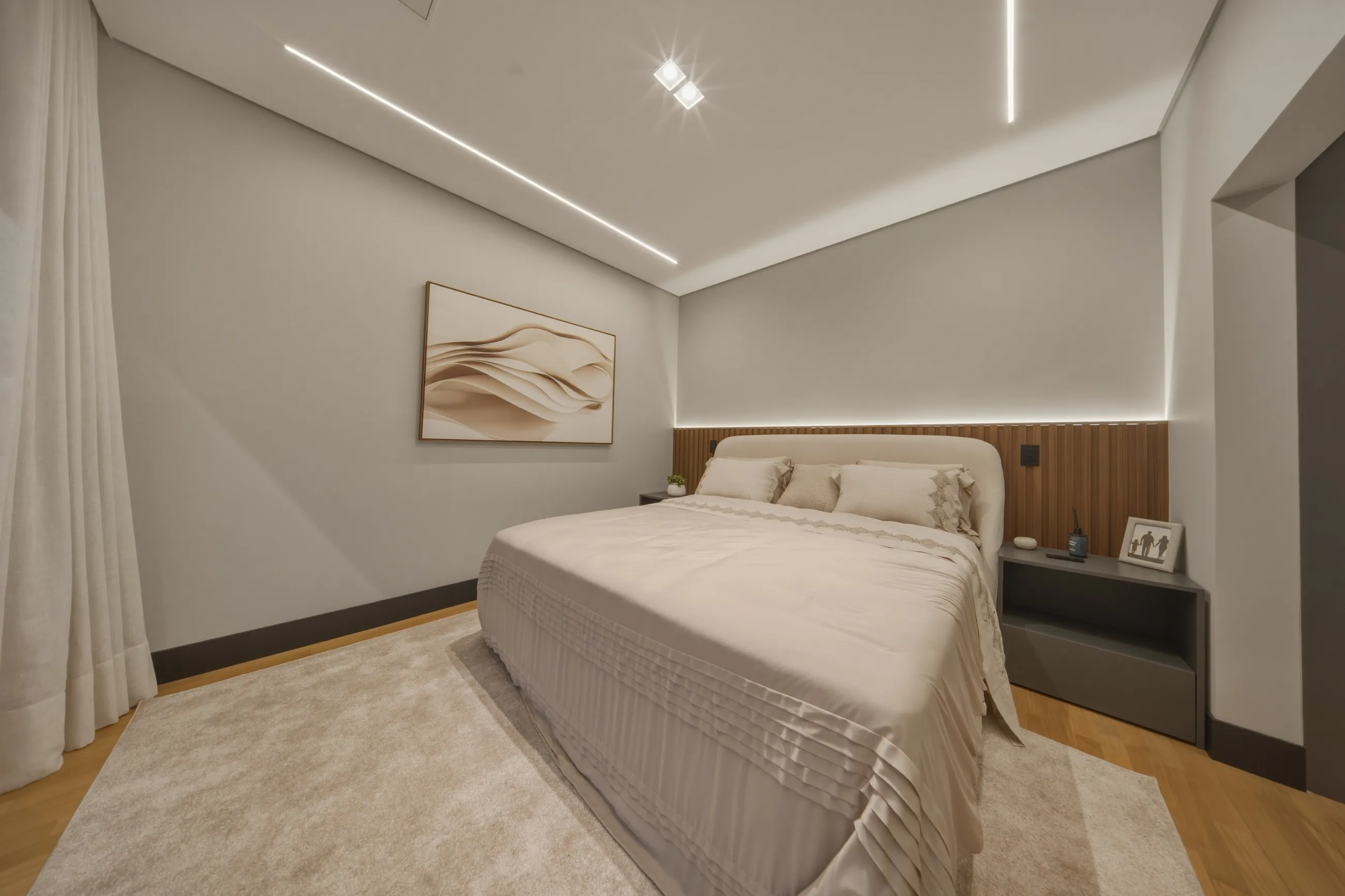 Casa Contemporânea no Tamboré 11 com Escada Escultural e Acabamentos Premium