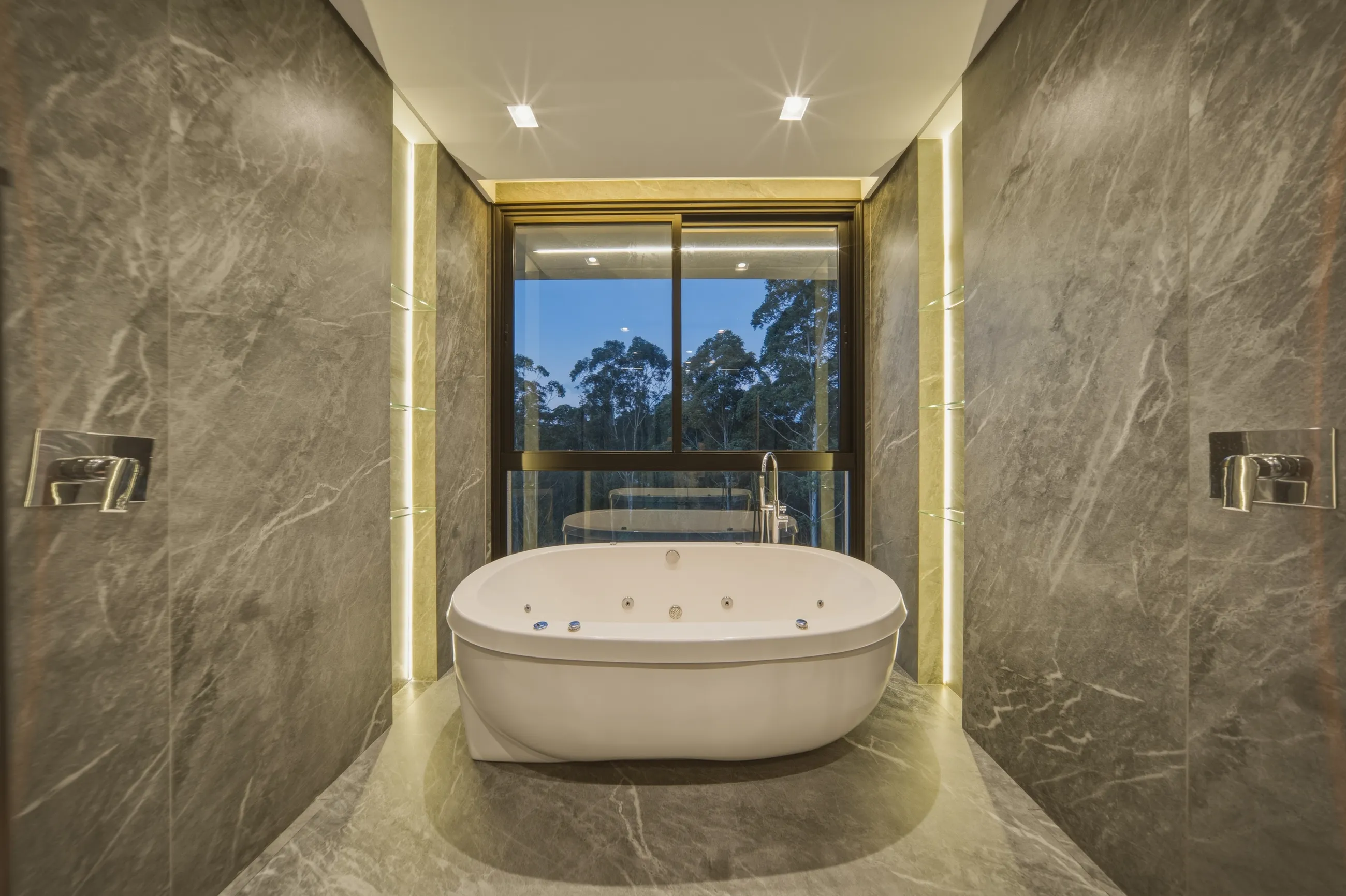 Casa Contemporânea no Tamboré 11 com Escada Escultural e Acabamentos Premium