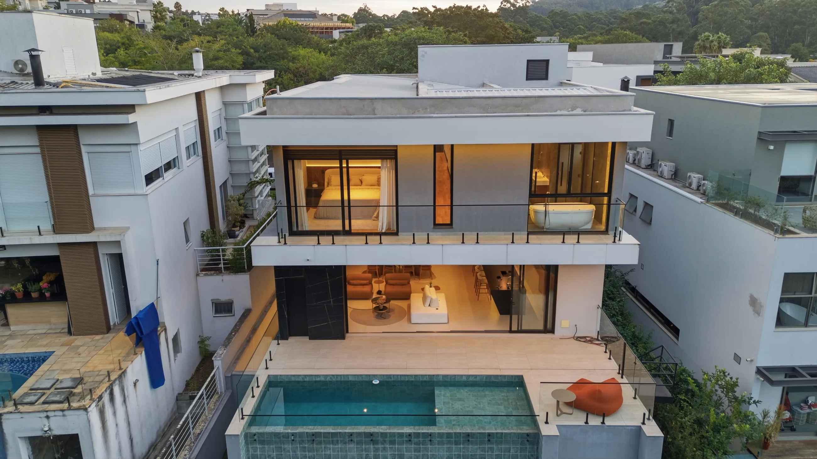 Casa Contemporânea no Tamboré 11 com Escada Escultural e Acabamentos Premium