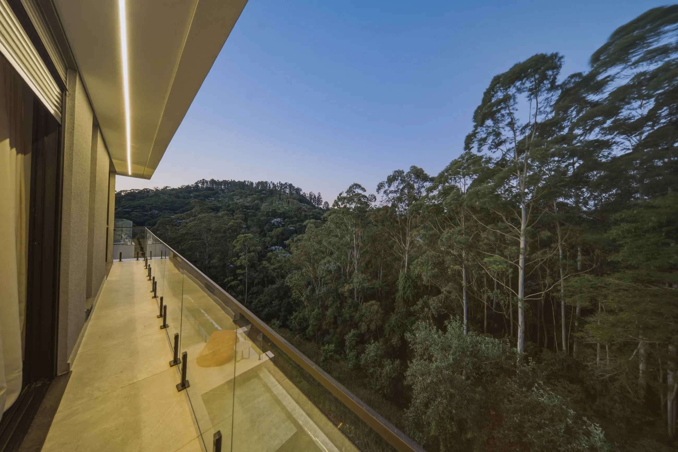 Casa Contemporânea no Tamboré 11 com Escada Escultural e Acabamentos Premium