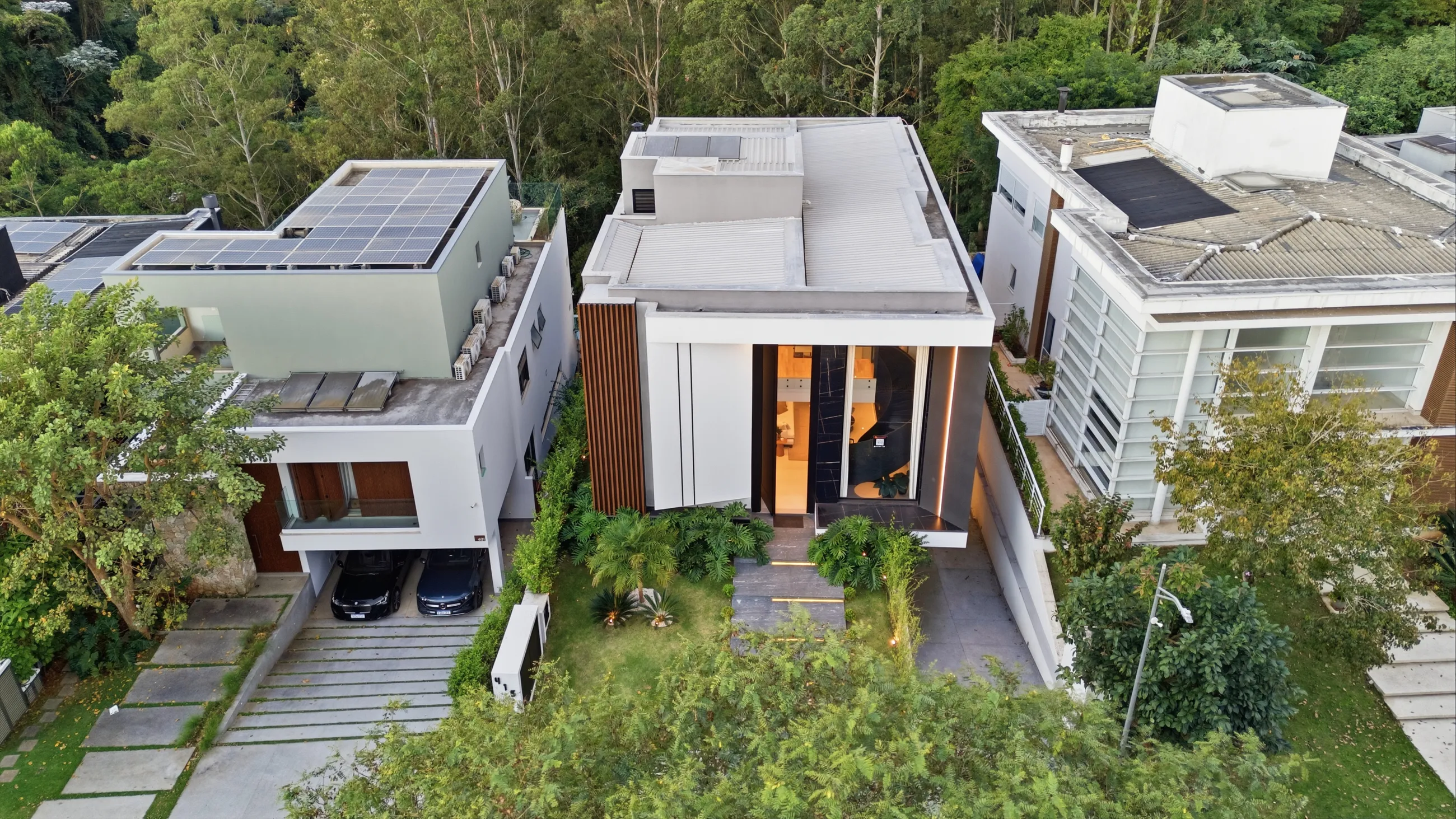 Casa Contemporânea no Tamboré 11 com Escada Escultural e Acabamentos Premium