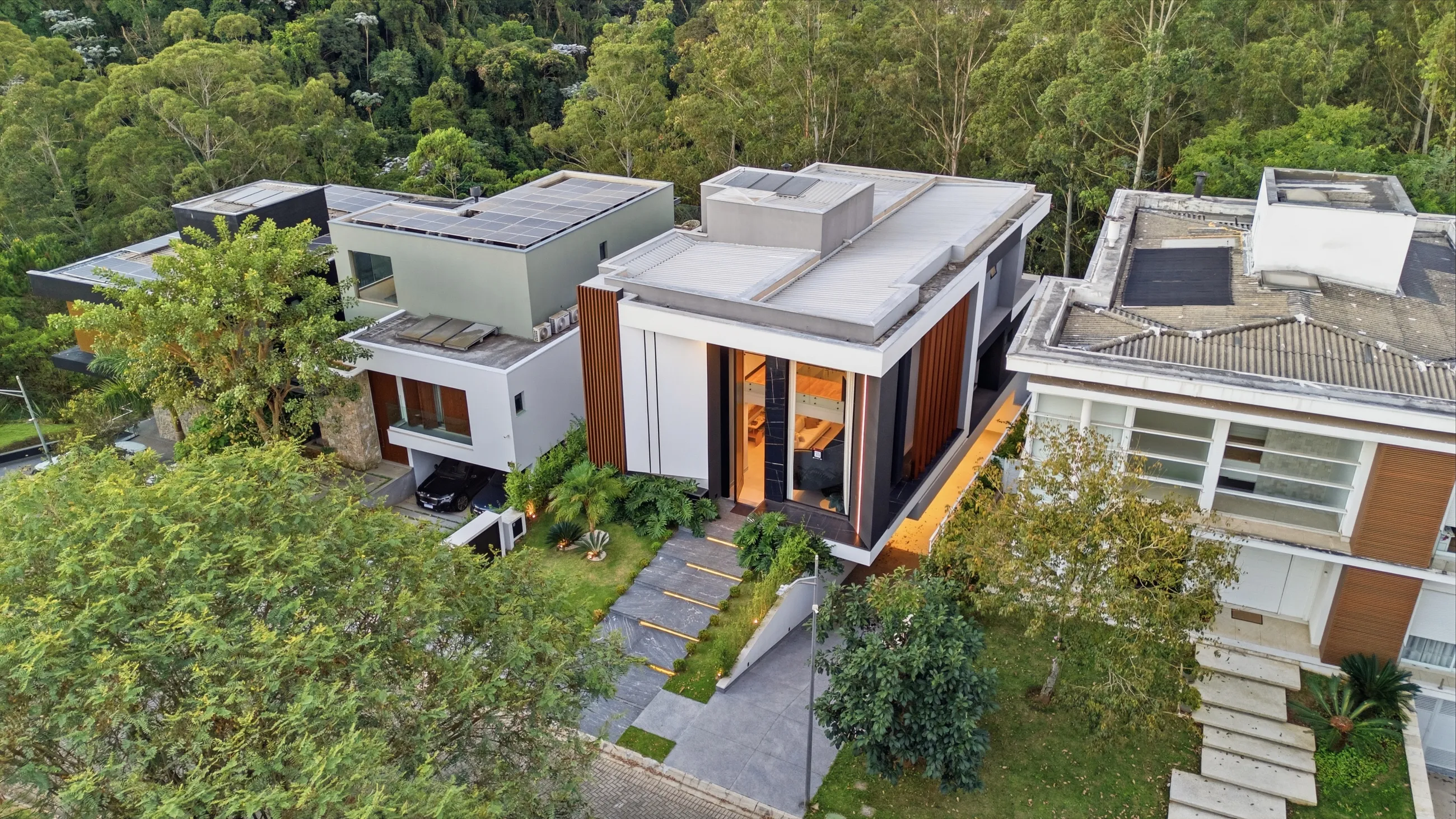 Casa Contemporânea no Tamboré 11 com Escada Escultural e Acabamentos Premium