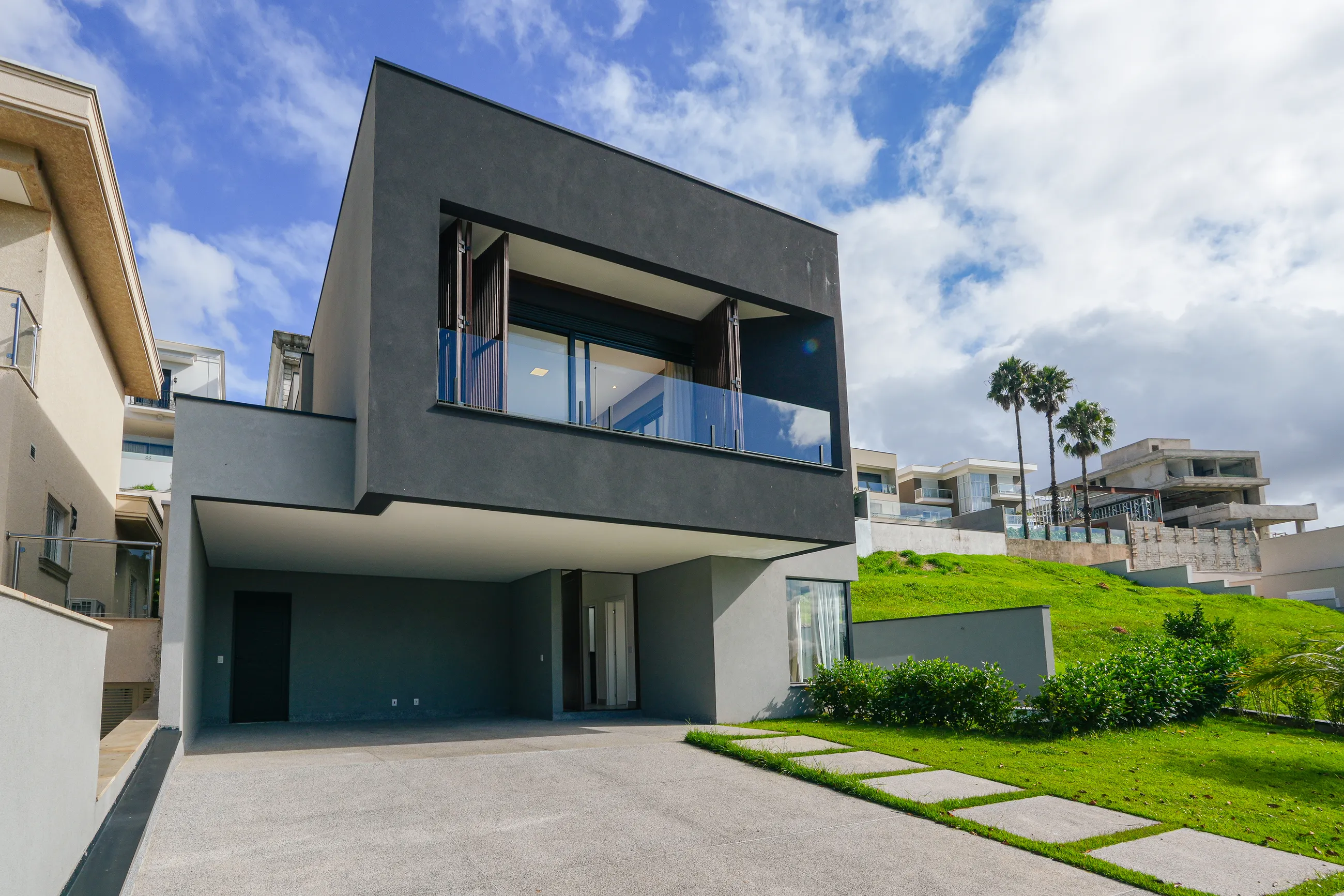 Casa Mobiliada com 5 Suítes e Área de Lazer Integrada em Alphaville