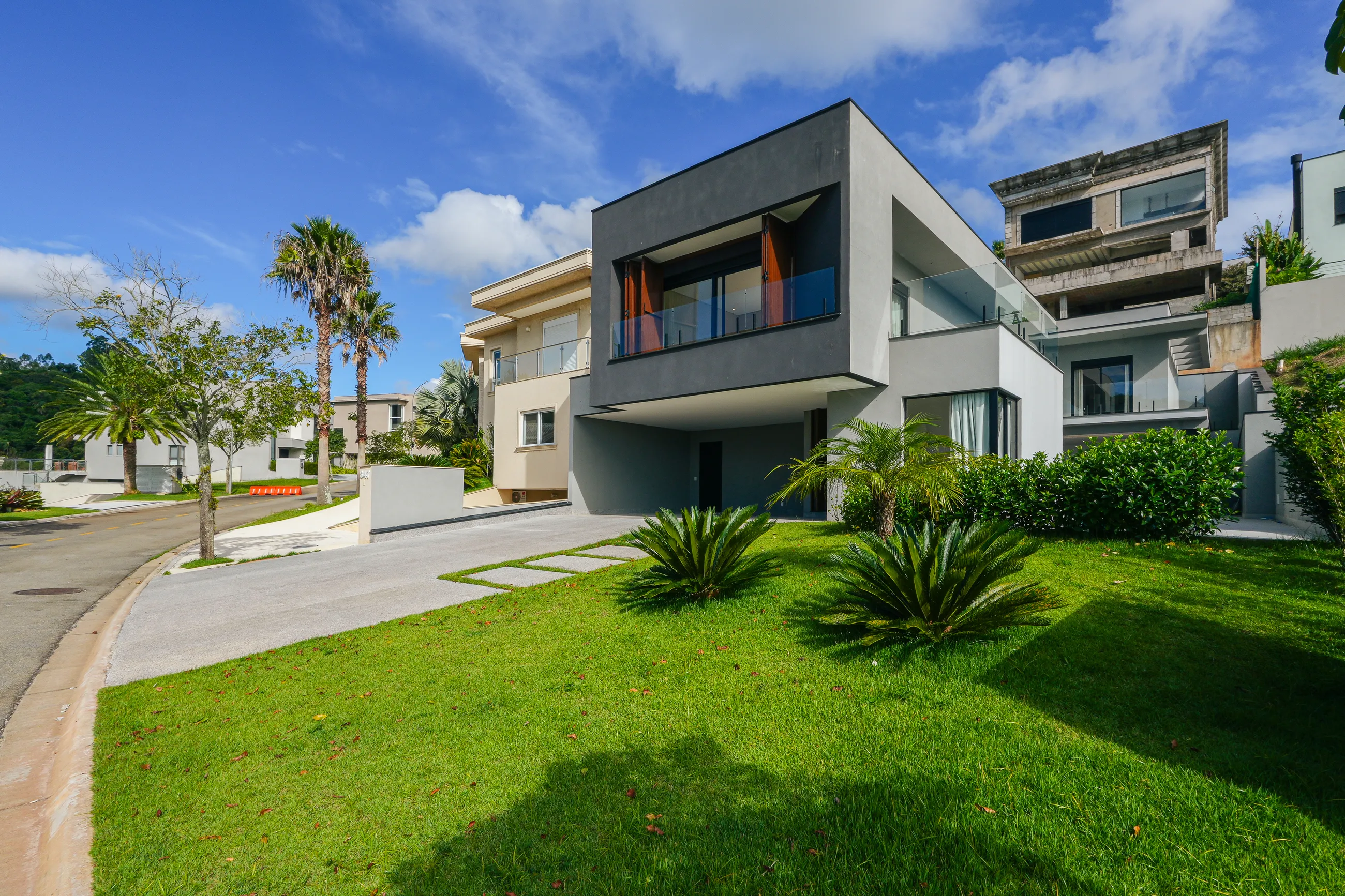 Casa Mobiliada com 5 Suítes e Área de Lazer Integrada em Alphaville