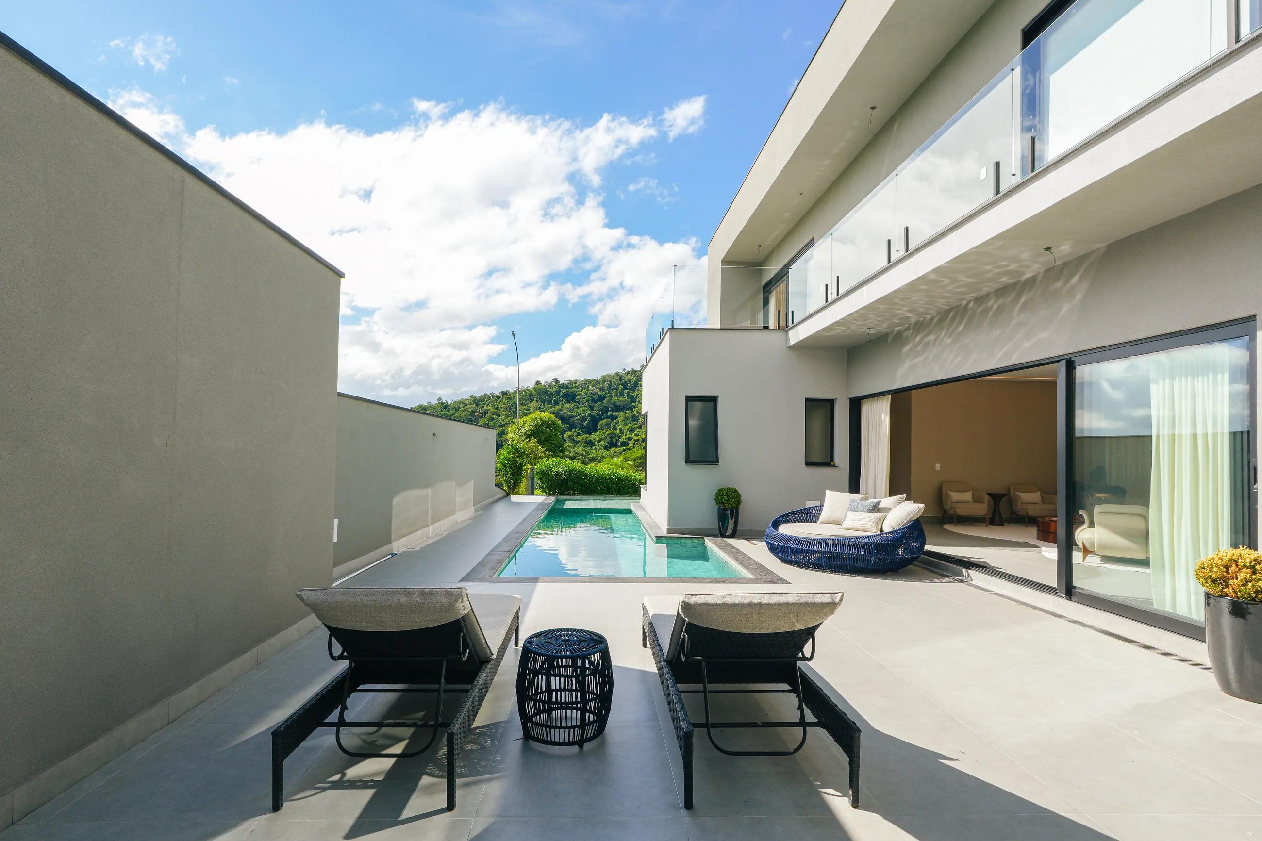 Casa Mobiliada com 5 Suítes e Área de Lazer Integrada em Alphaville