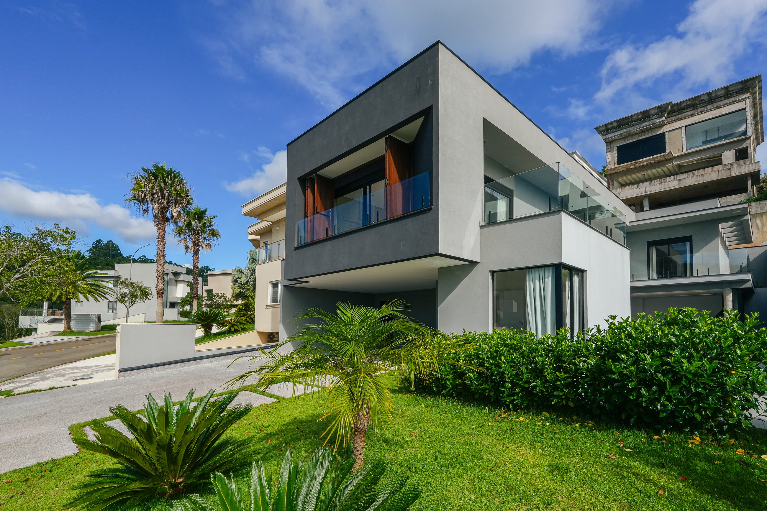 Casa Mobiliada com 5 Suítes e Área de Lazer Integrada em Alphaville