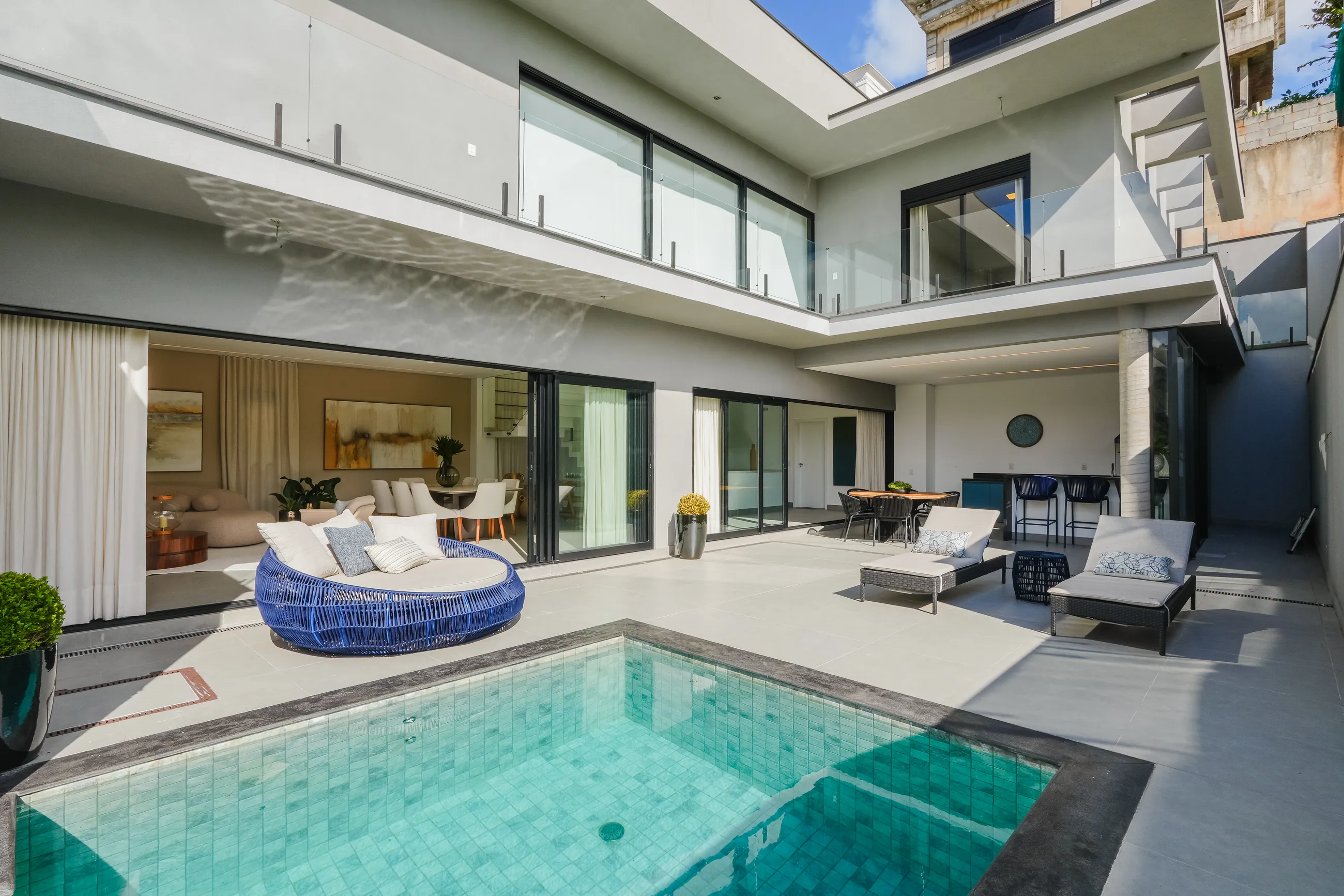 Casa Mobiliada com 5 Suítes e Área de Lazer Integrada em Alphaville
