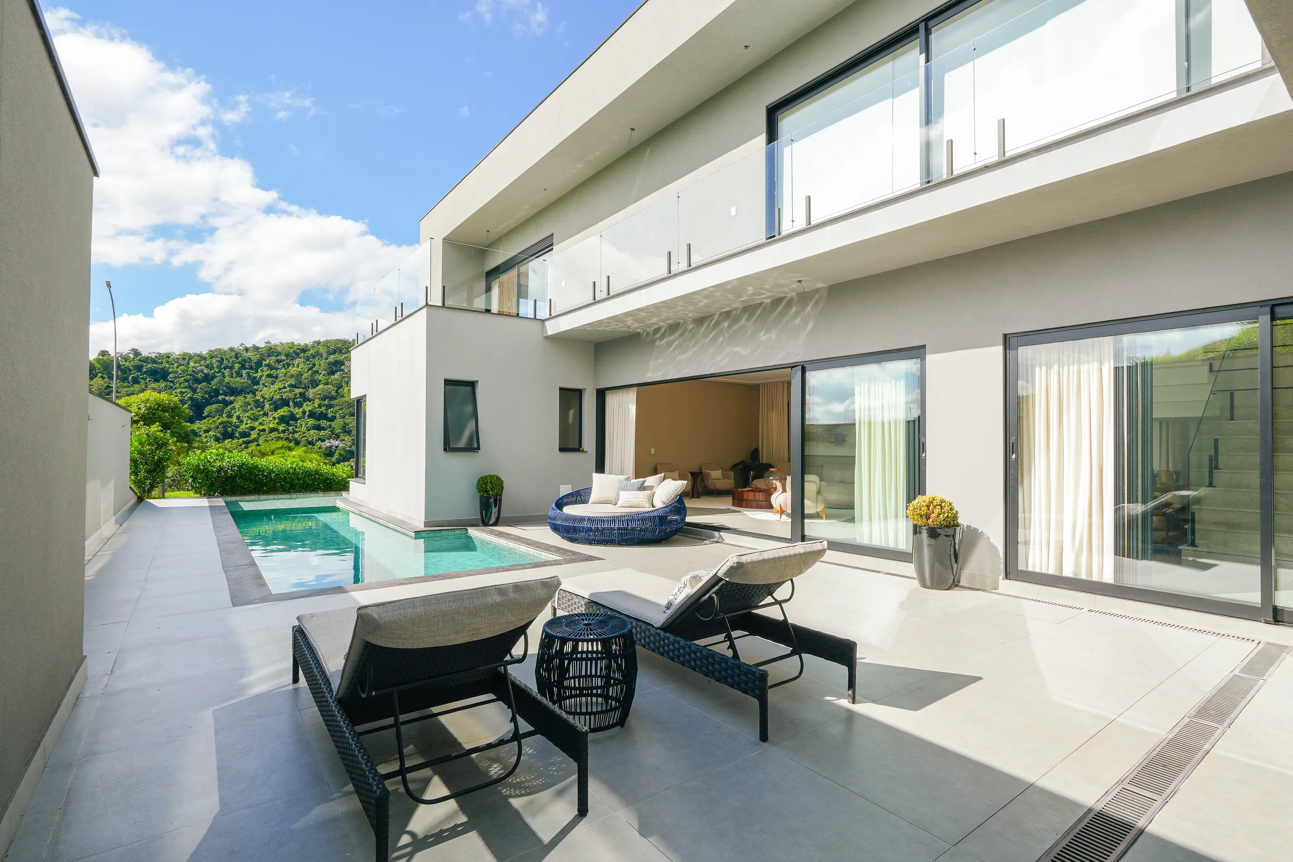 Casa Mobiliada com 5 Suítes e Área de Lazer Integrada em Alphaville