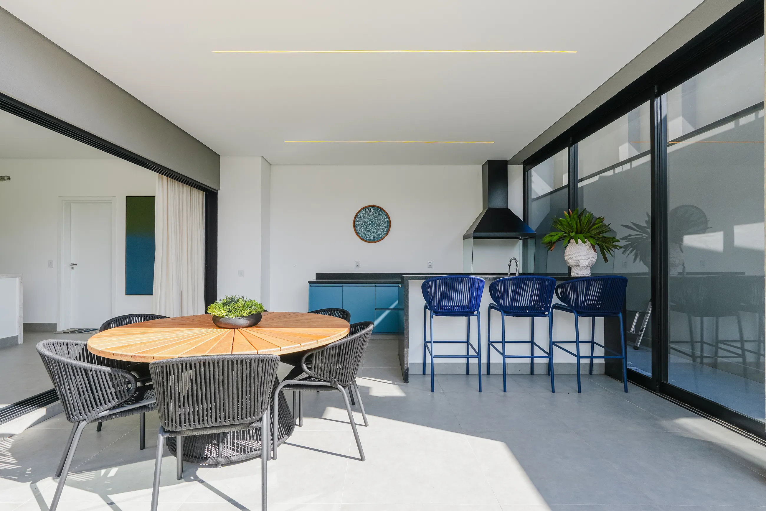 Casa Mobiliada com 5 Suítes e Área de Lazer Integrada em Alphaville