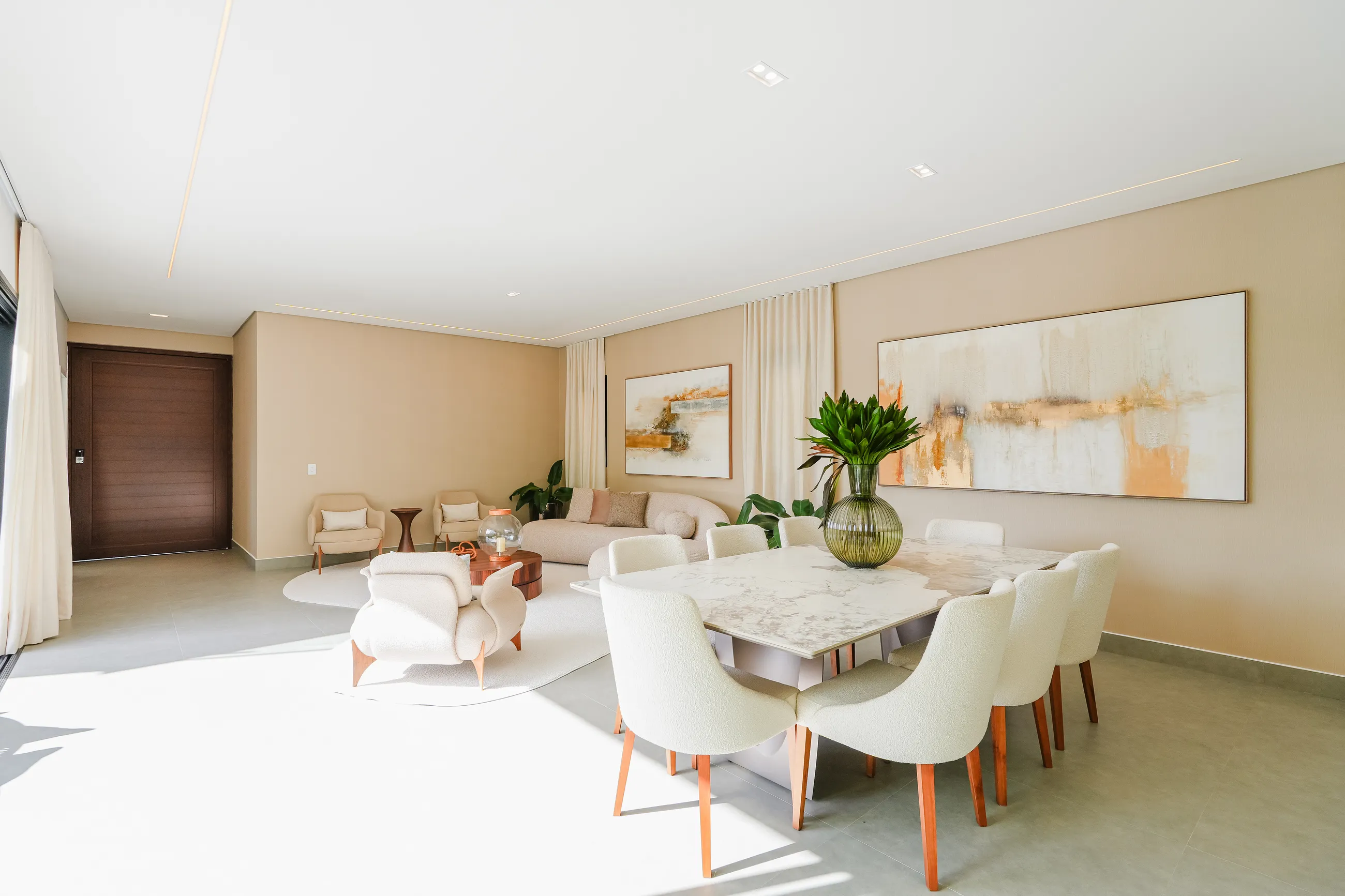 Casa Mobiliada com 5 Suítes e Área de Lazer Integrada em Alphaville