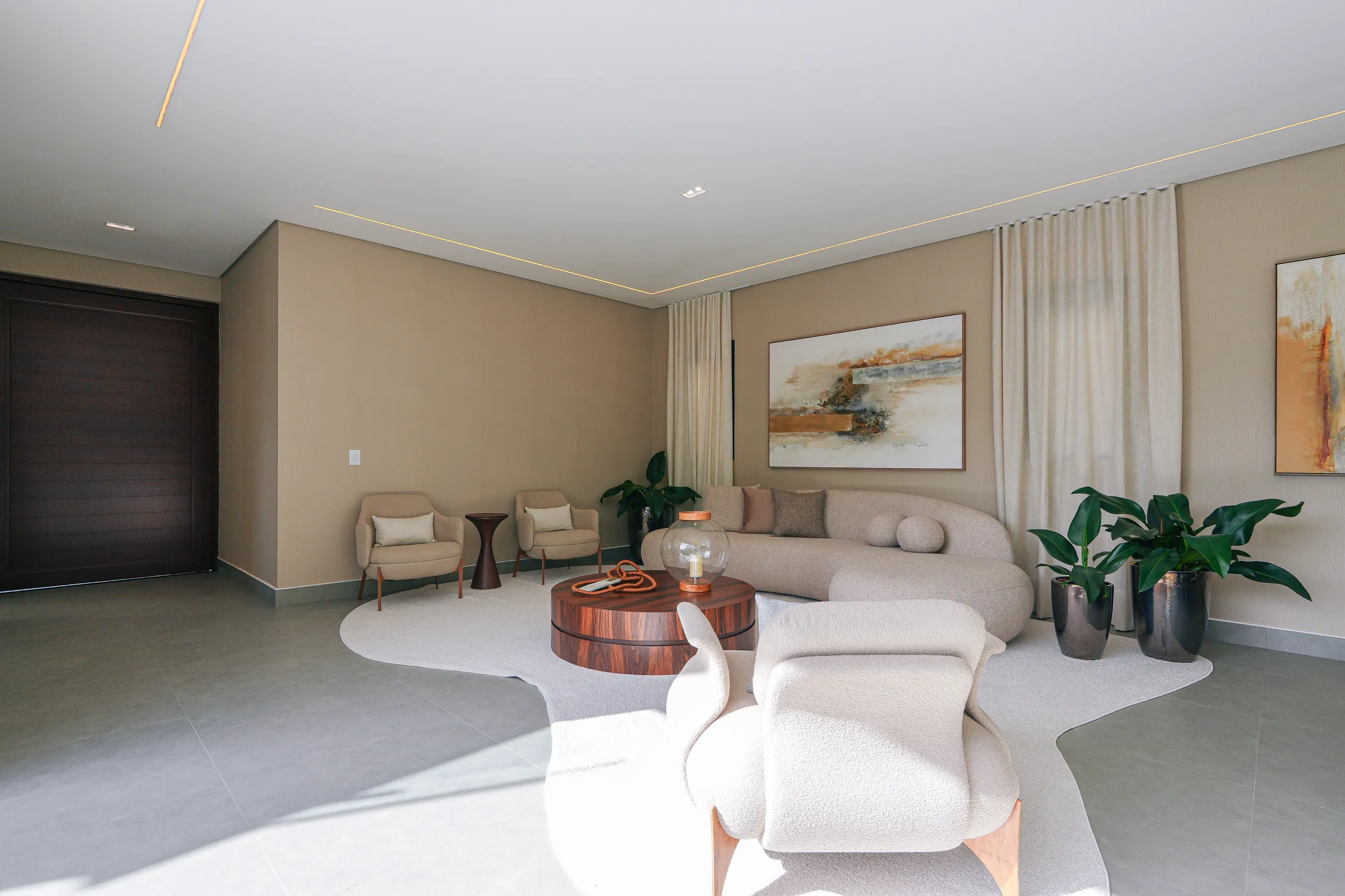 Casa Mobiliada com 5 Suítes e Área de Lazer Integrada em Alphaville