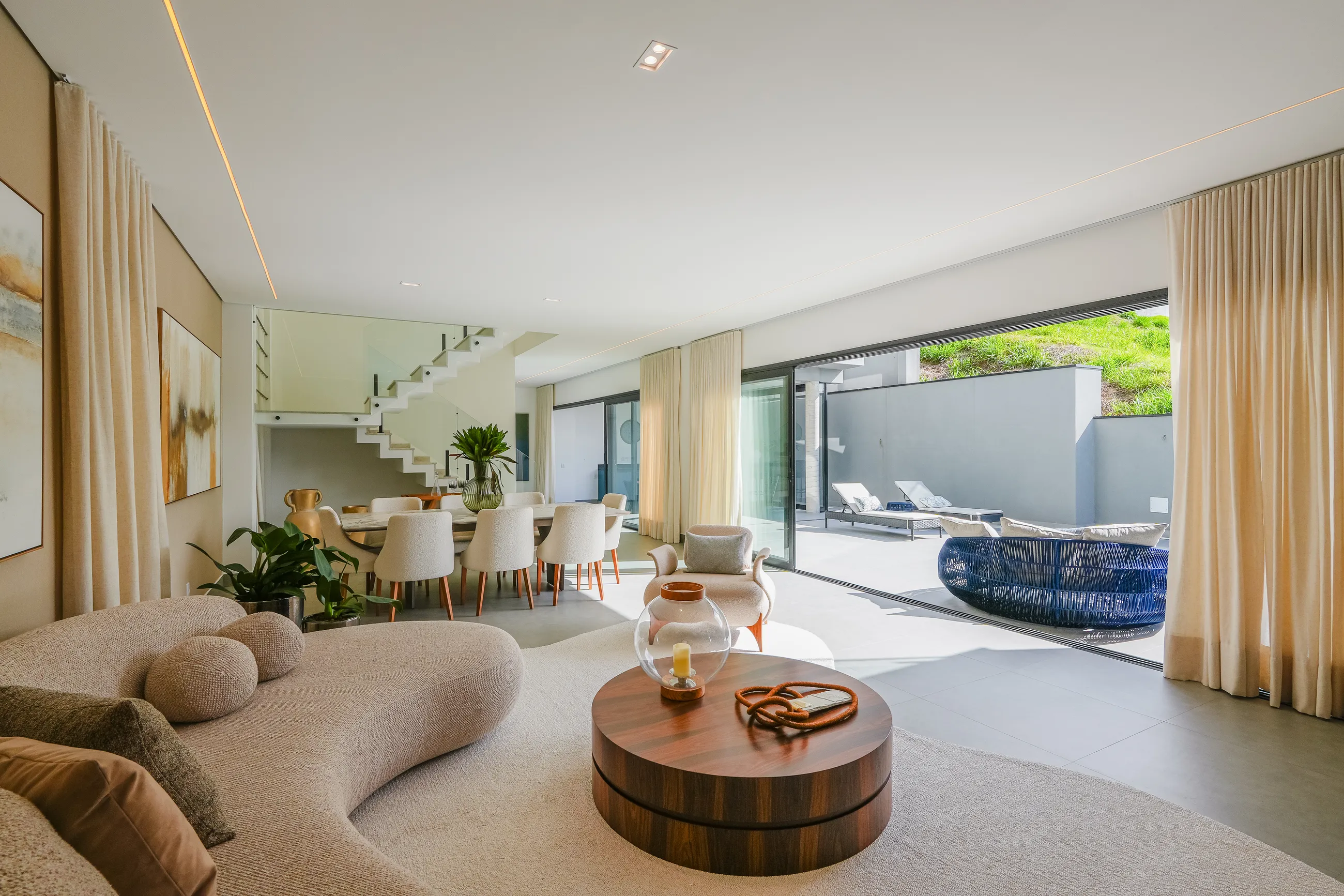 Casa Mobiliada com 5 Suítes e Área de Lazer Integrada em Alphaville