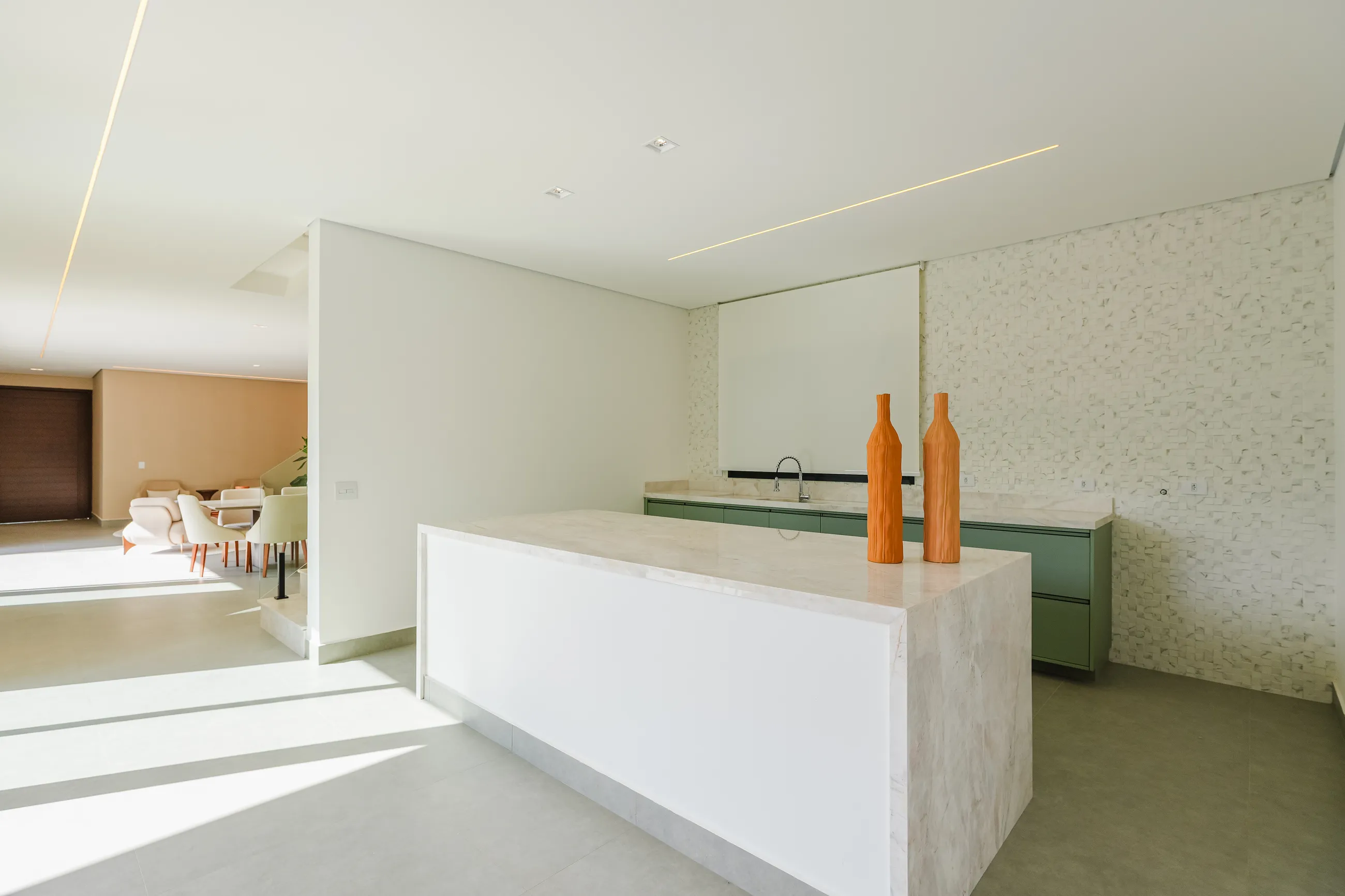 Casa Mobiliada com 5 Suítes e Área de Lazer Integrada em Alphaville