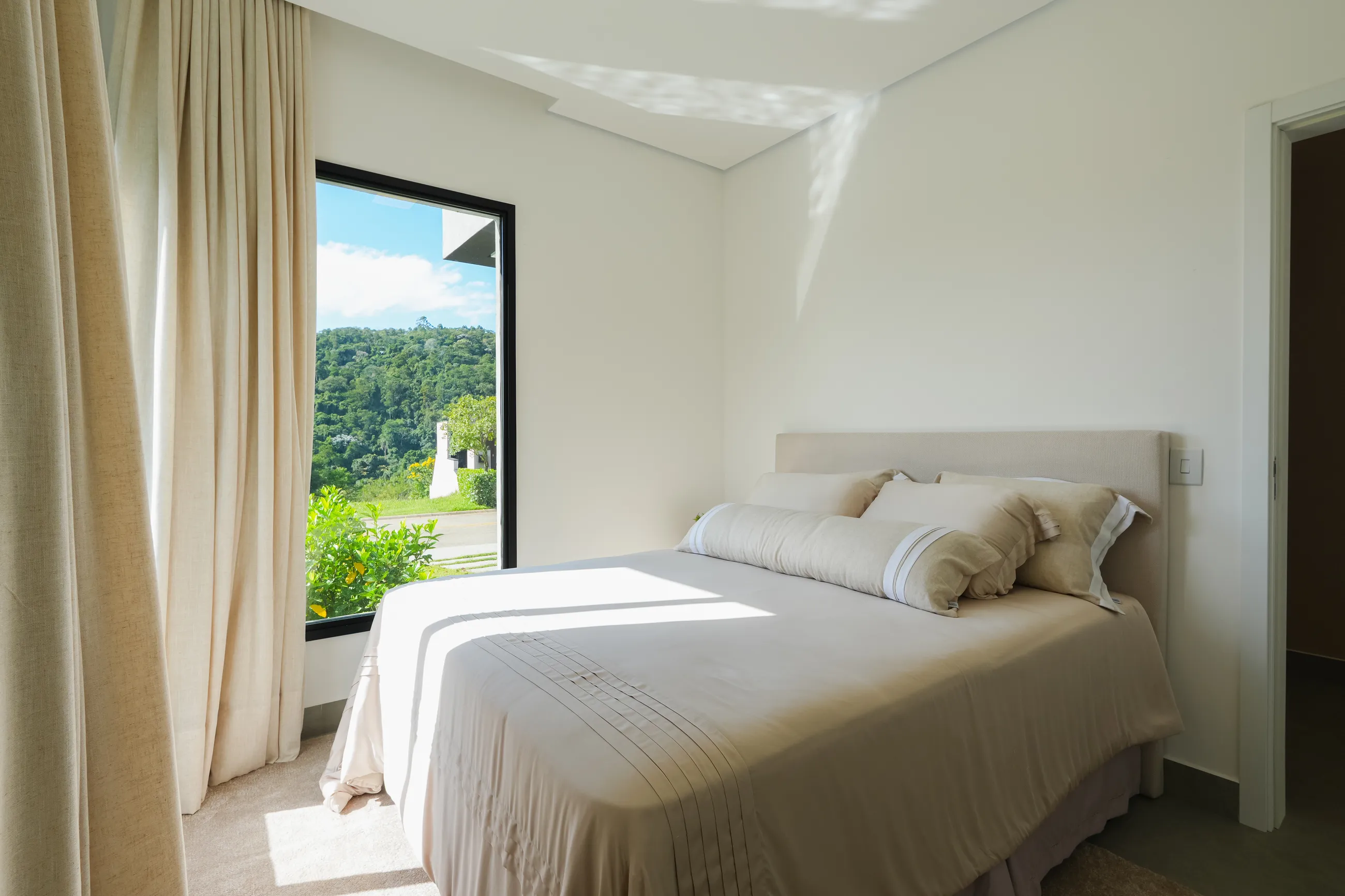 Casa Mobiliada com 5 Suítes e Área de Lazer Integrada em Alphaville