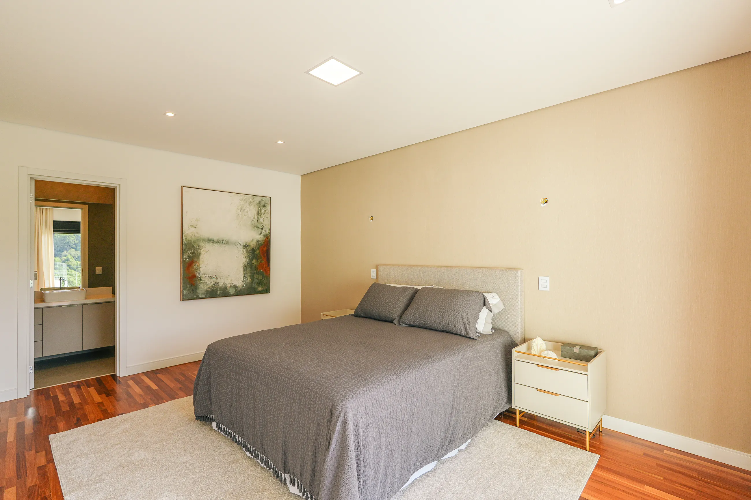 Casa Mobiliada com 5 Suítes e Área de Lazer Integrada em Alphaville