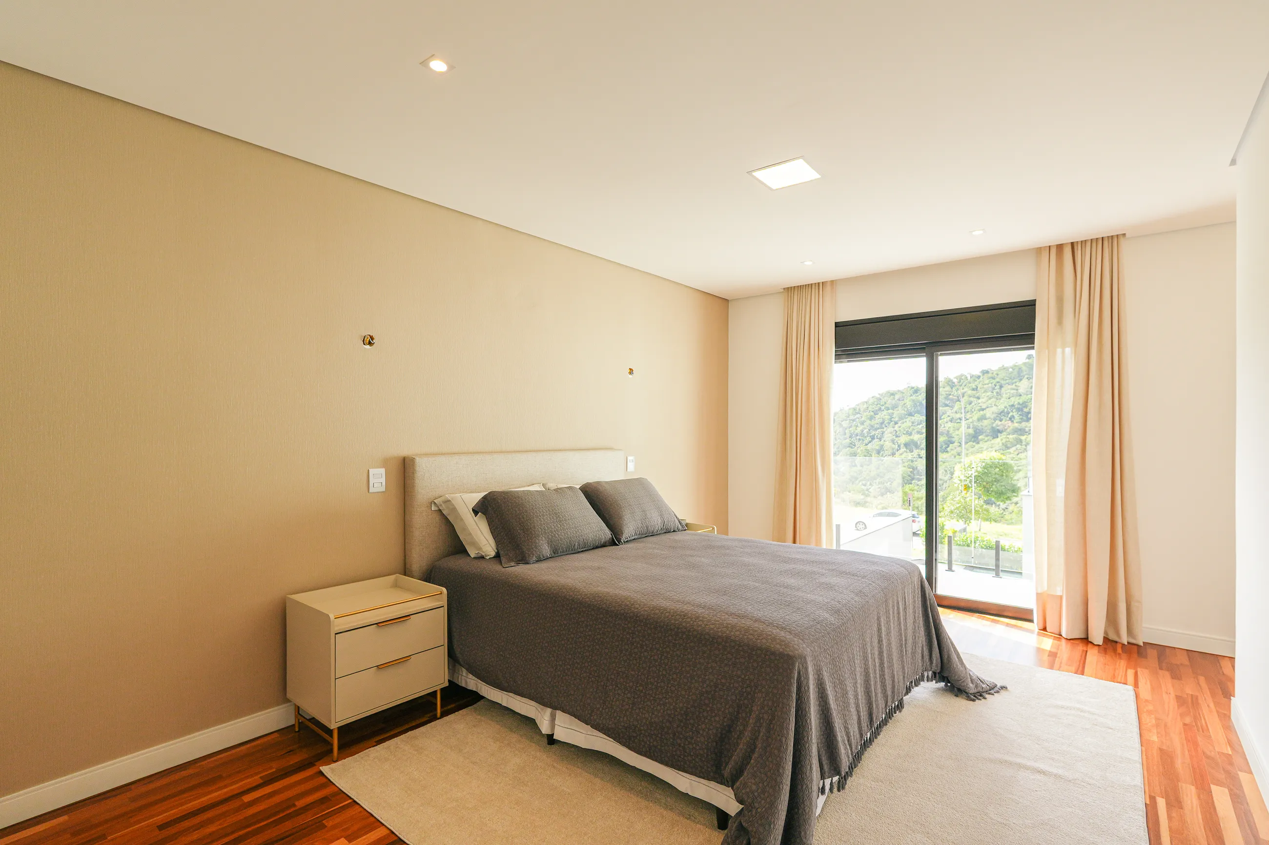 Casa Mobiliada com 5 Suítes e Área de Lazer Integrada em Alphaville