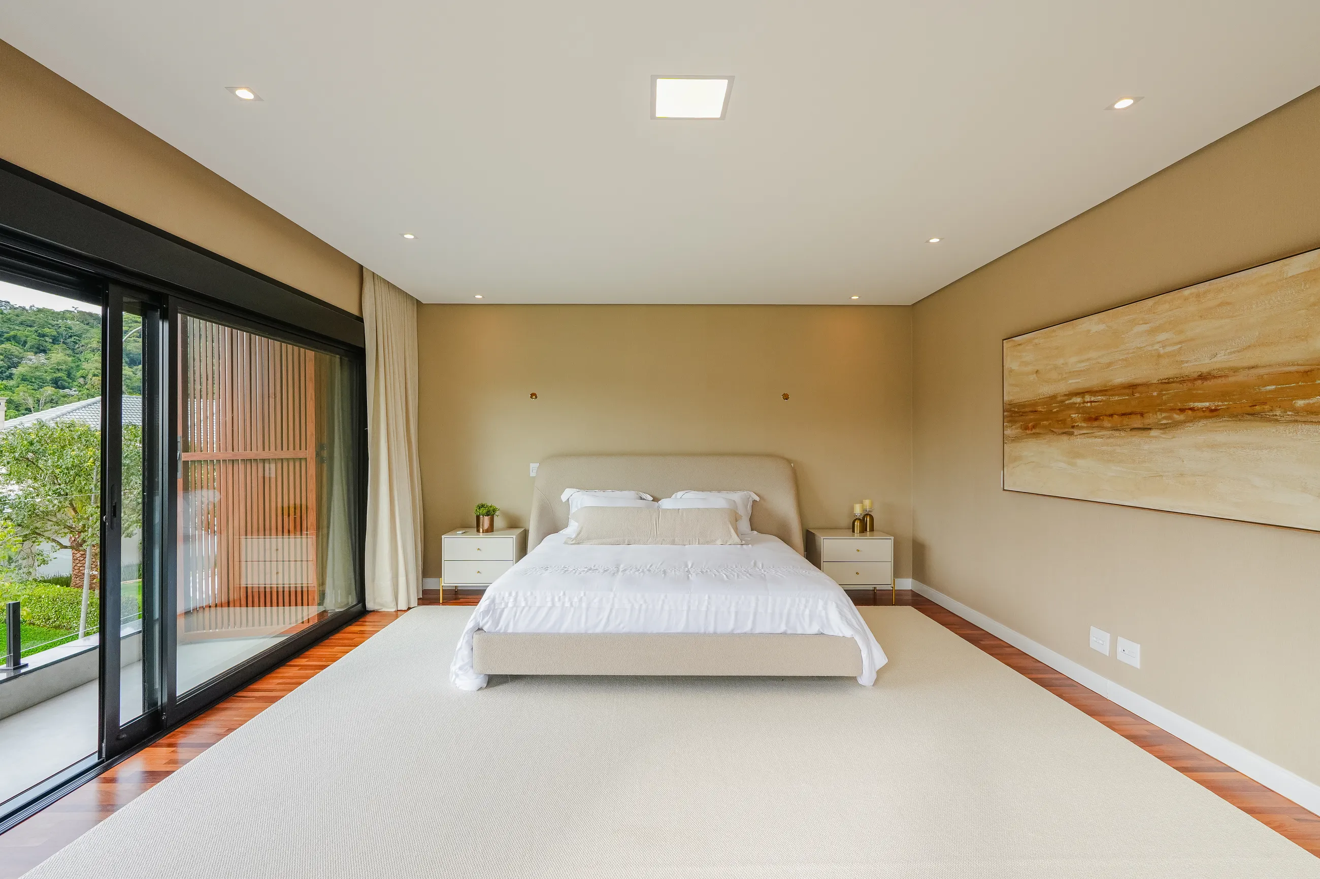 Casa Mobiliada com 5 Suítes e Área de Lazer Integrada em Alphaville