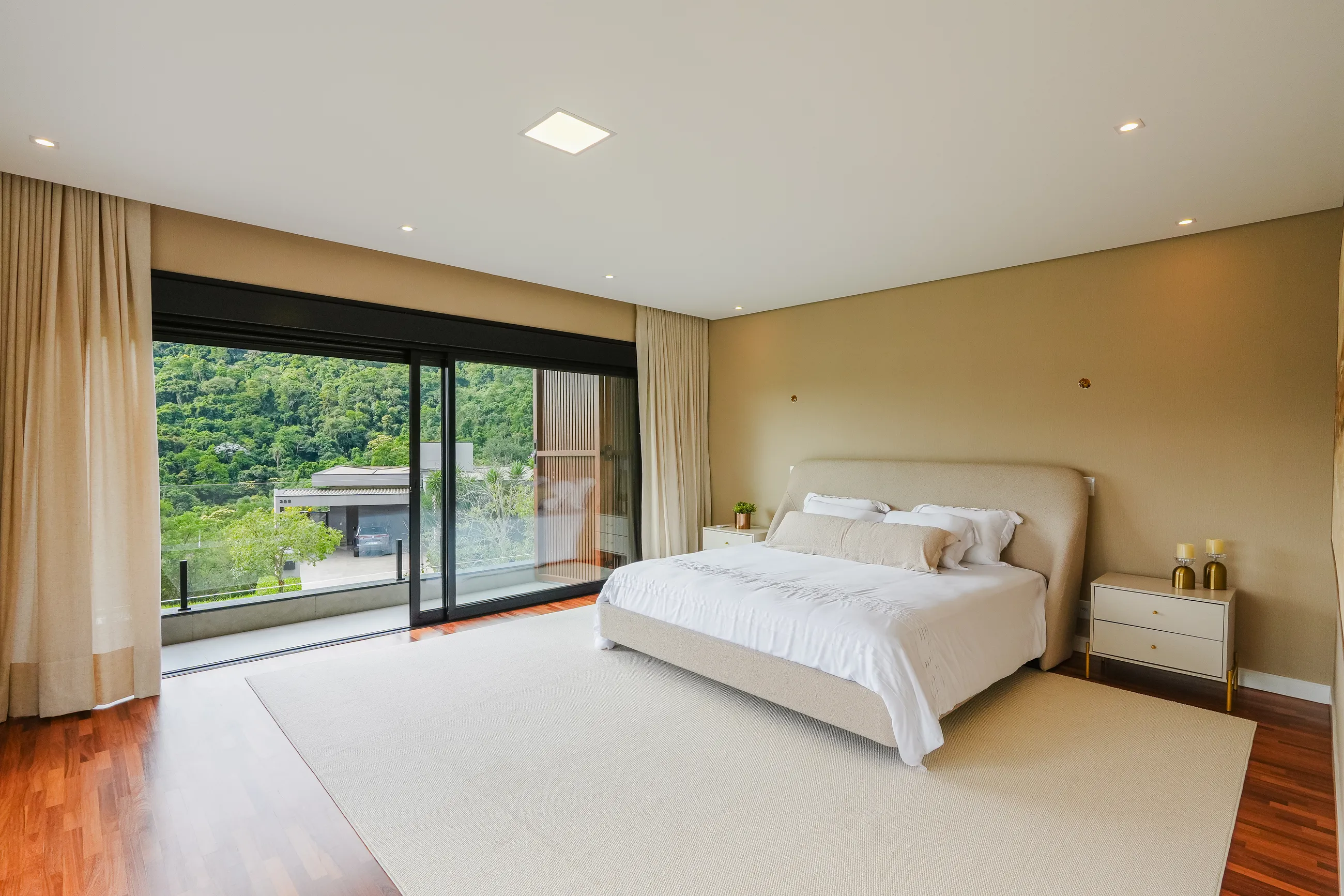 Casa Mobiliada com 5 Suítes e Área de Lazer Integrada em Alphaville