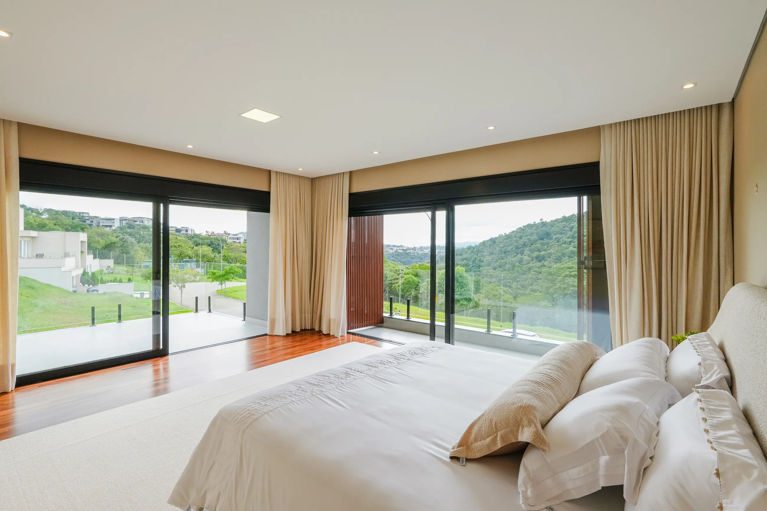 Casa Mobiliada com 5 Suítes e Área de Lazer Integrada em Alphaville