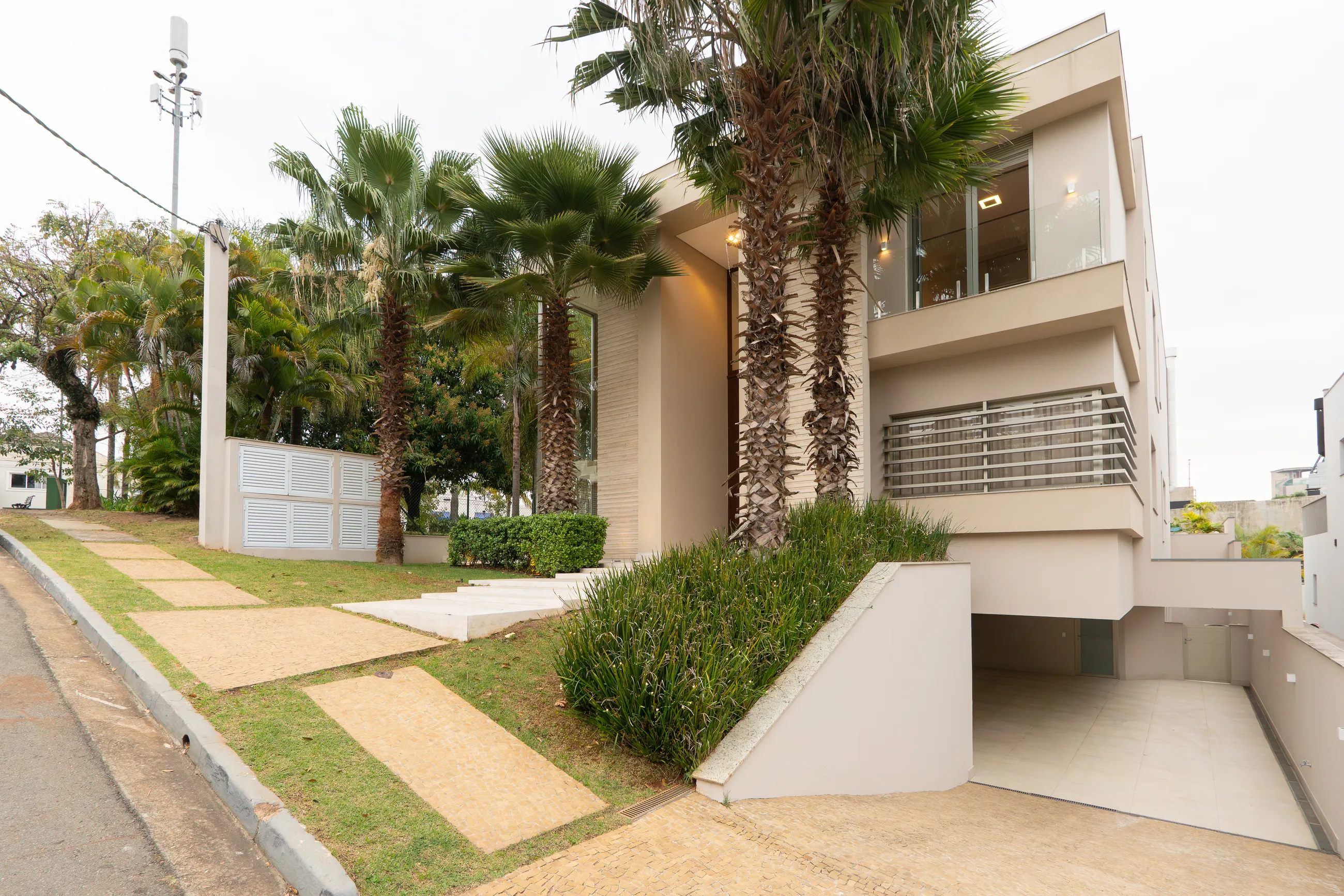 Alphaville | Residência contemporânea com 944 m², elevador e lazer completo