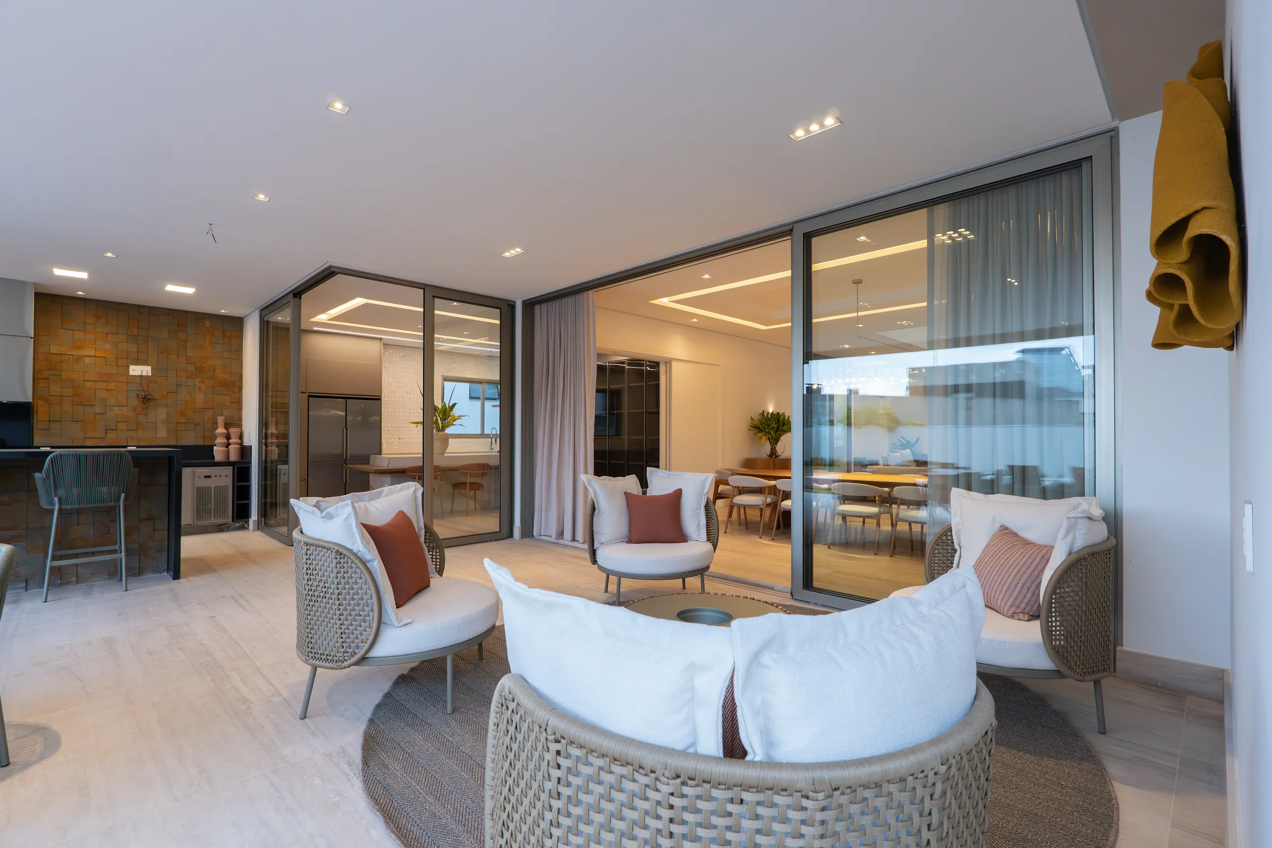 Alphaville | Residência contemporânea com 944 m², elevador e lazer completo