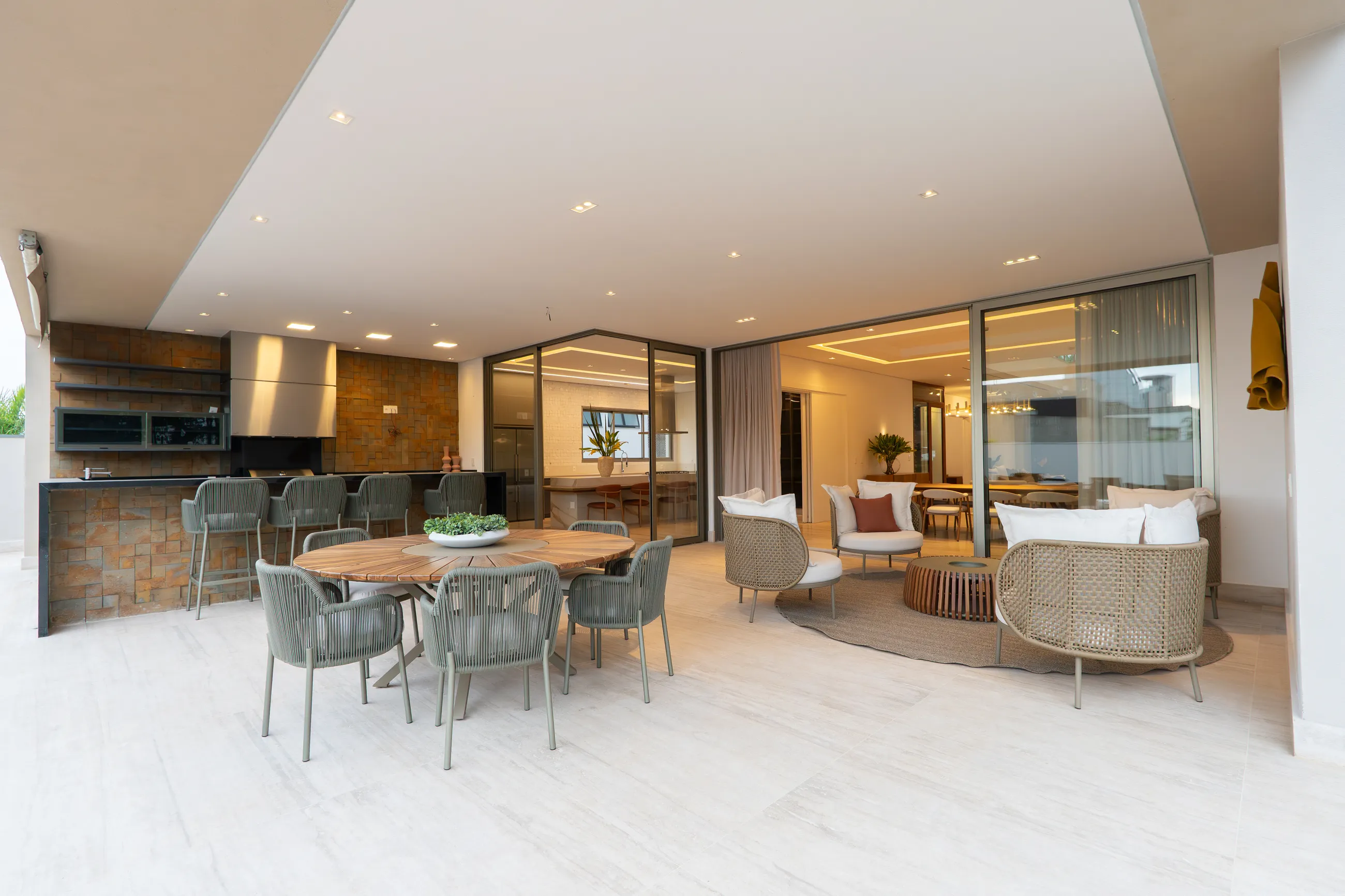 Alphaville | Residência contemporânea com 944 m², elevador e lazer completo